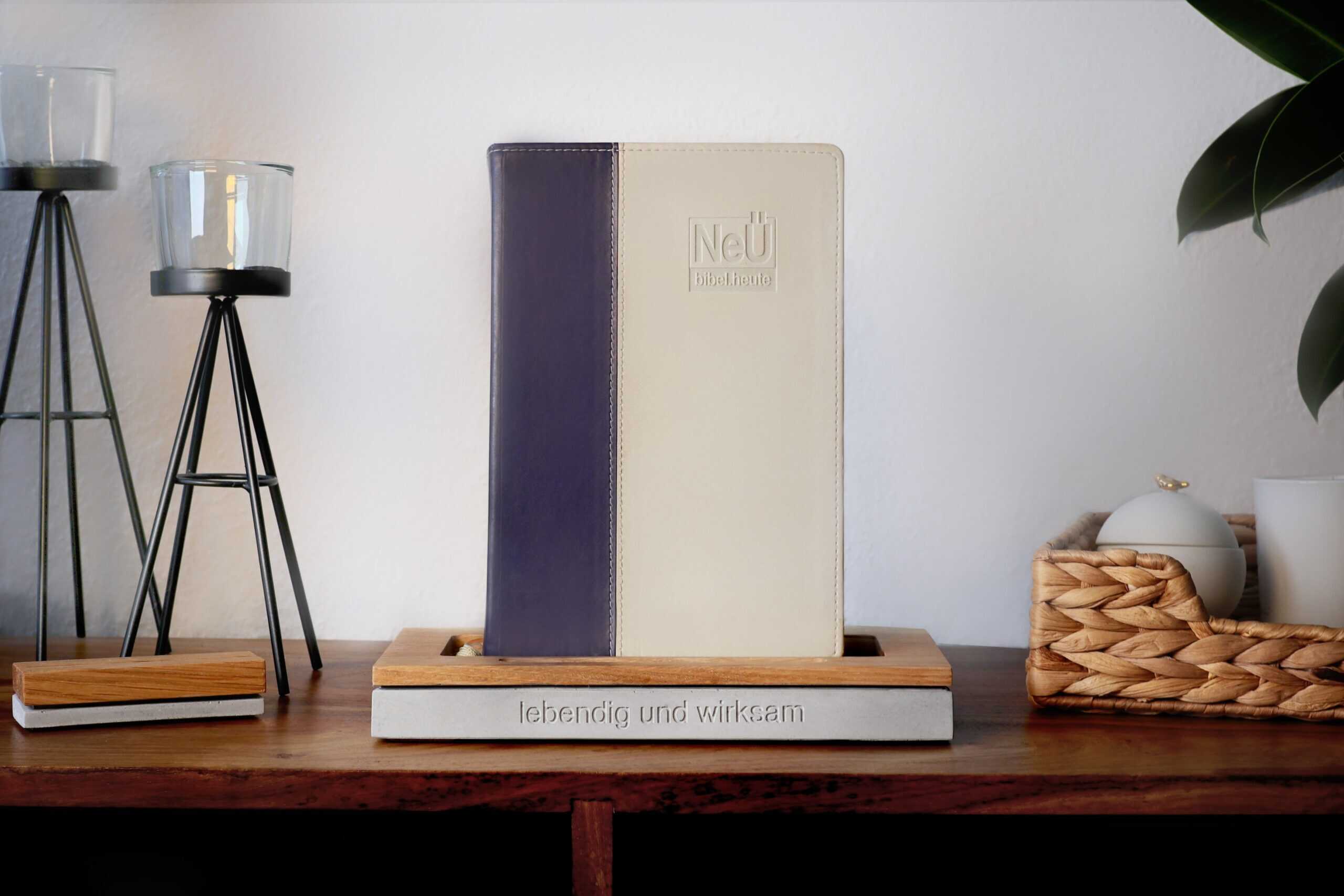 Moderner christlicher Gebetbuchständer auf Holztablett im Wohnraum.
