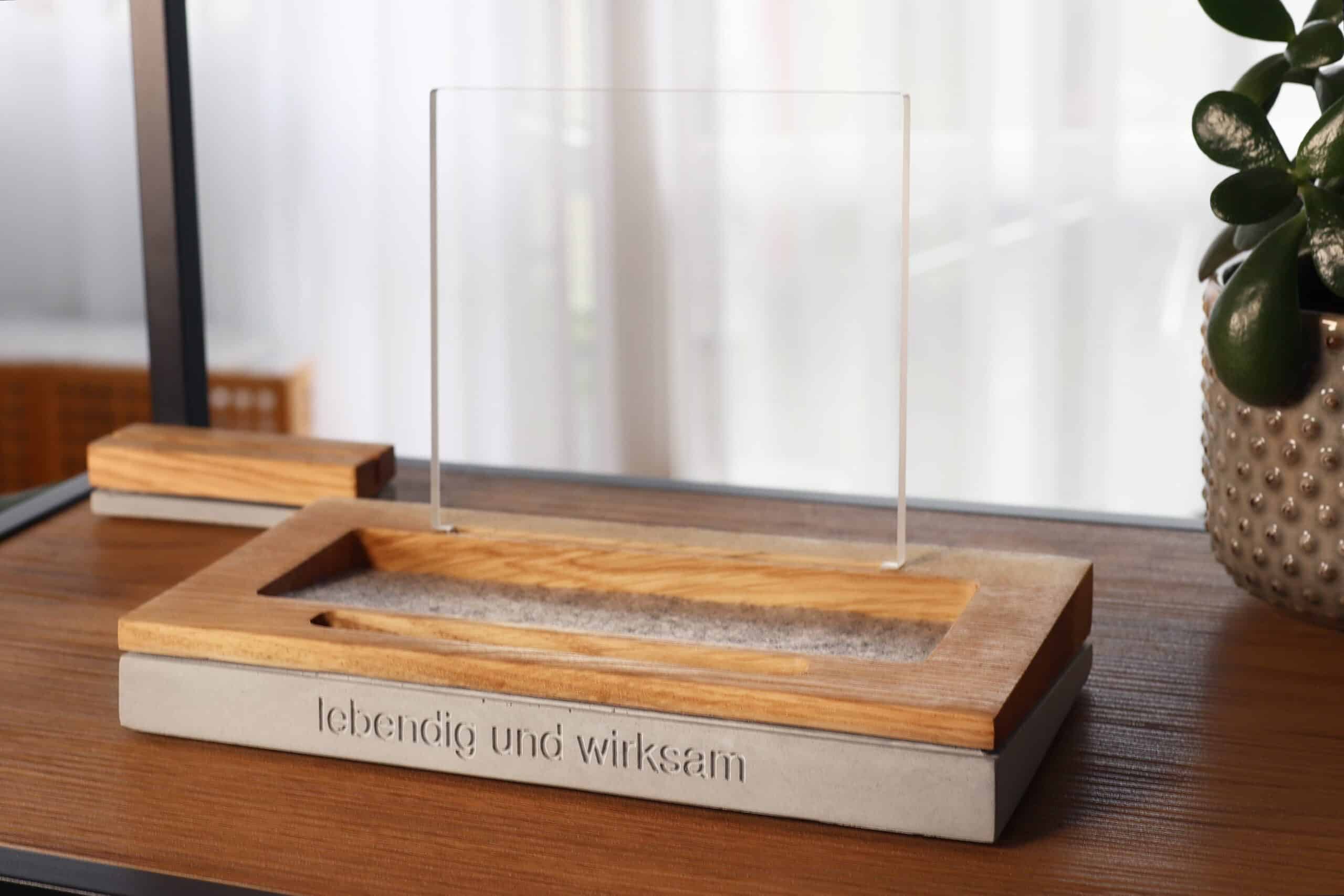 Moderne Tischdekoration mit Holz und Glas für christliche Marken.