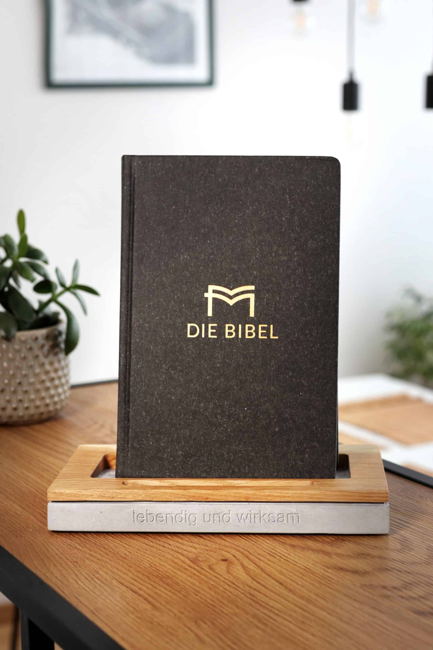 Gottesbibel auf einem Holzständer, christliche Bibel, religiöse Bibel, christlicher Glaube, Gebet.