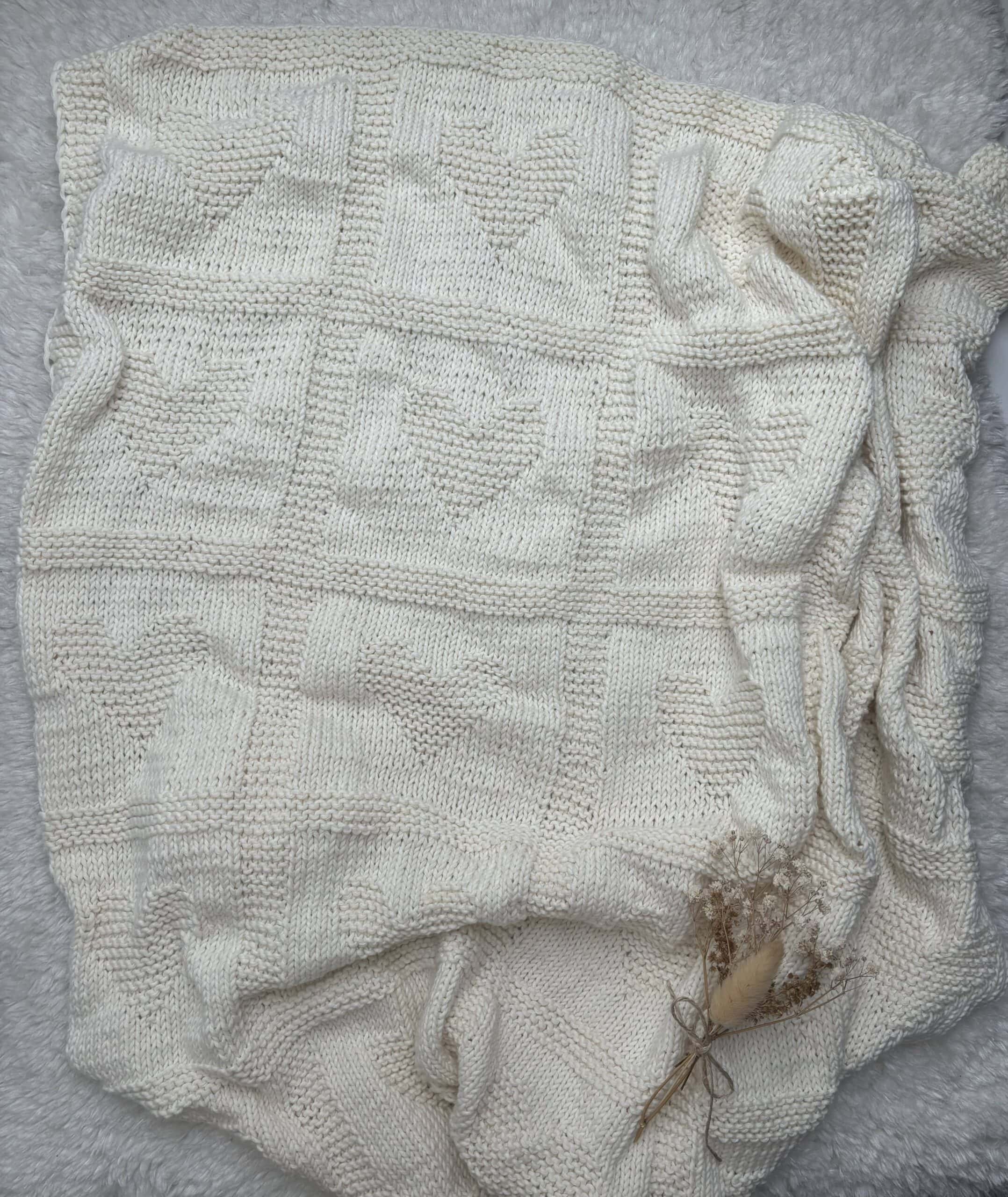 Weißer gestrickter Sitzkissenbezug mit Herz-Motiv, christliche Dekoration, handmade, Geschenk.