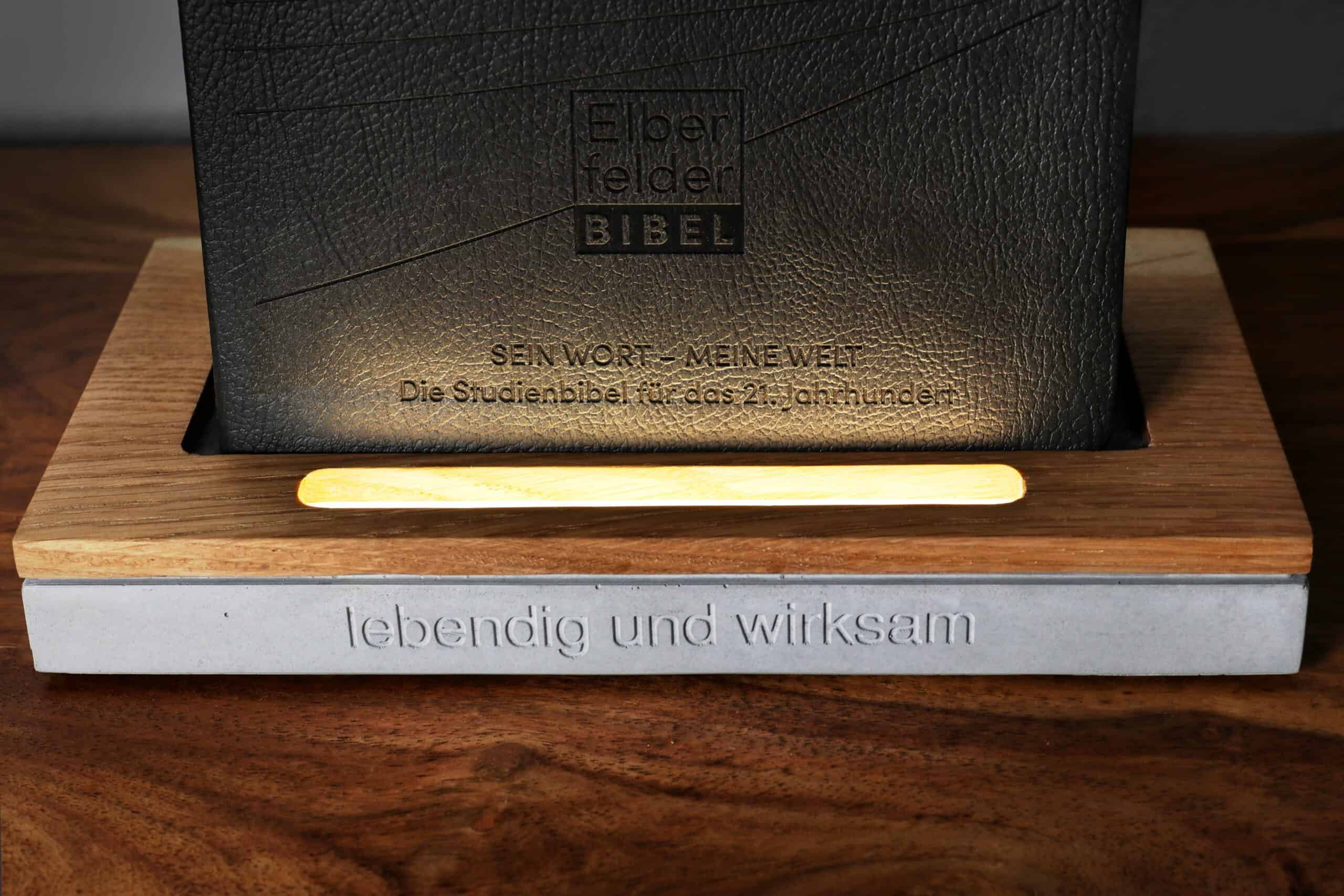 Exklusive christliche Bibel mit Holzstandfuß und beleuchtetem Schriftzug.