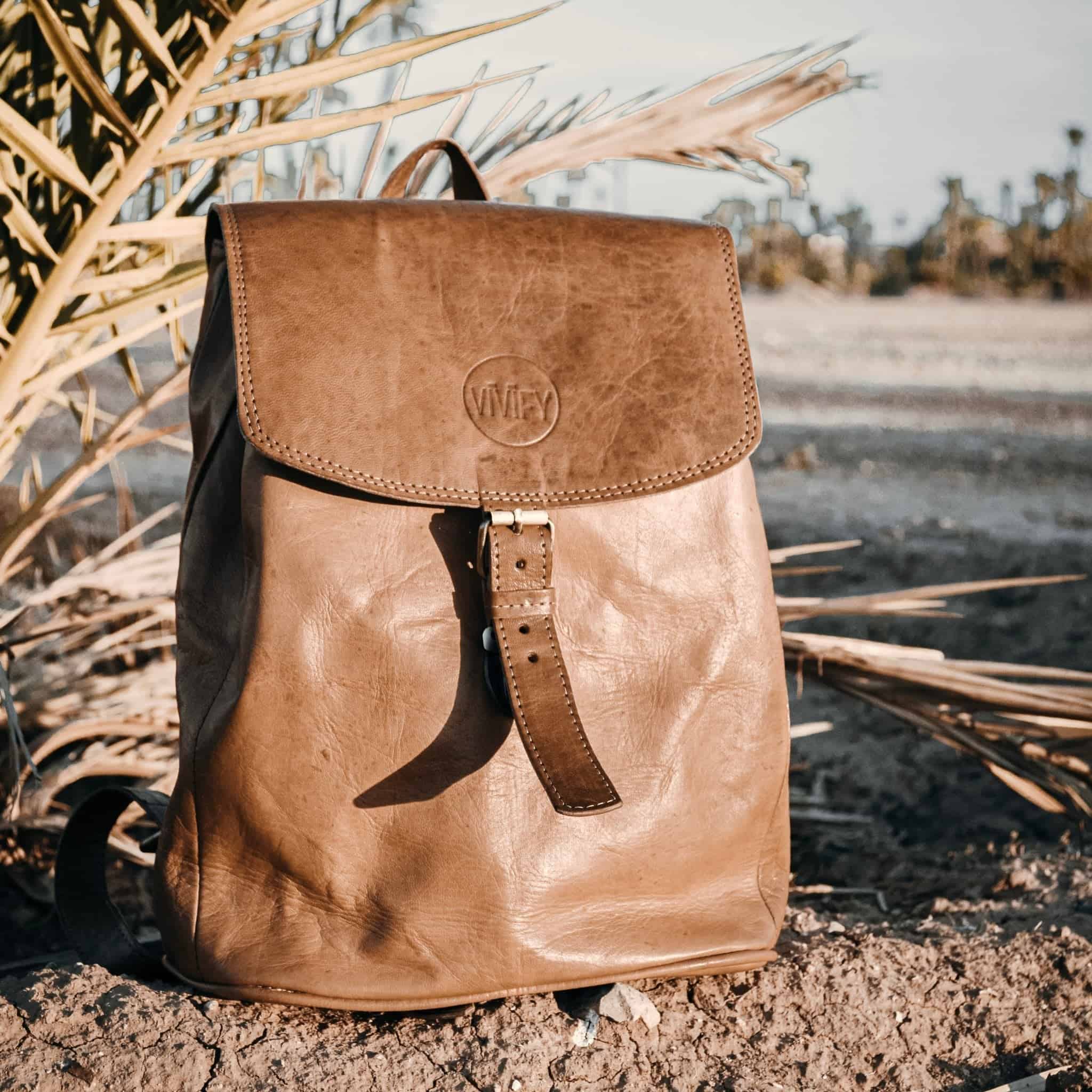 Hochwertiger Lederrucksack mit christlichem Design, veganfreundlich, nachhaltige Mode.