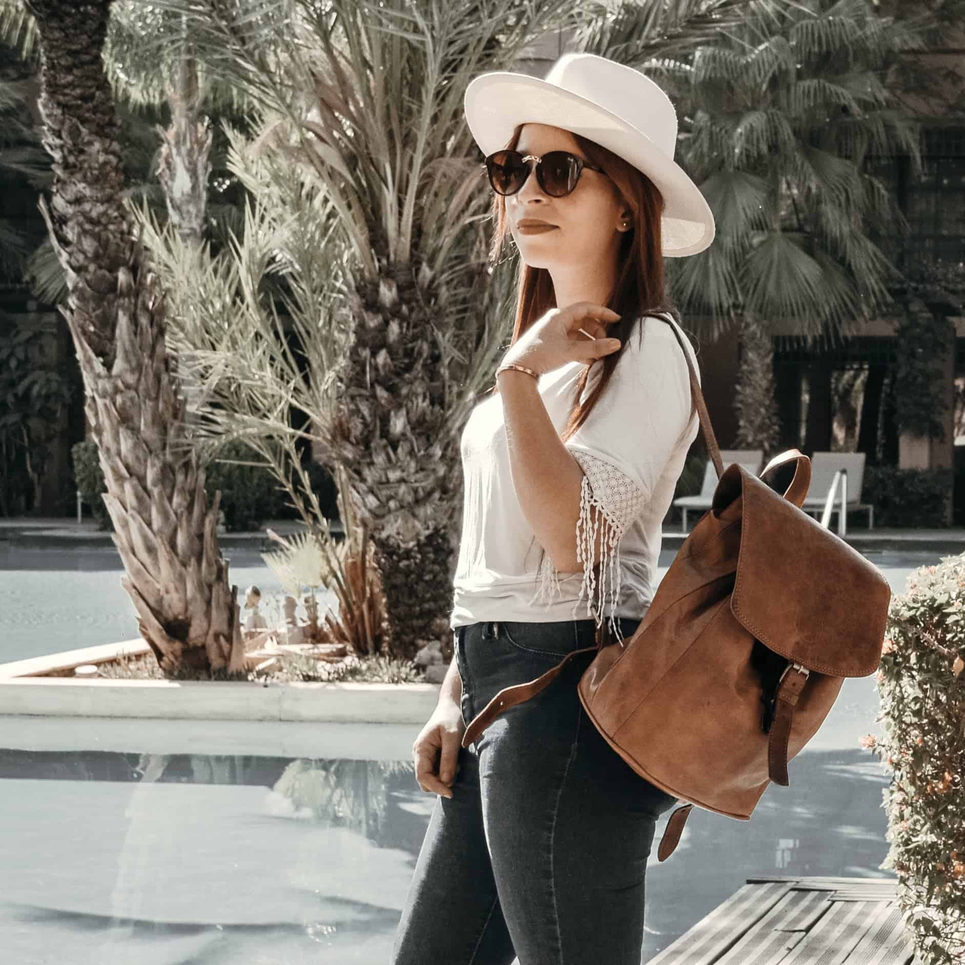 Stilvolle Frau mit Hut und Sonnenbrille, Trend bei christlichen Marken, Mode & Accessoires.