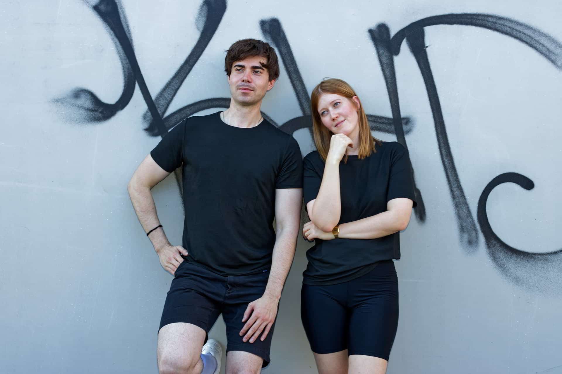 Junge Menschen in schwarzer Kleidung vor Graffiti-Wand, christliche Marke, christliche Mode, christliche Lifestyle, Mookho.de.