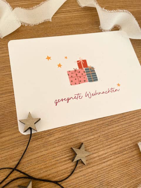 Frohe Weihnachten Grußkarte mit Geschenk-Barty und Sternen, christliche Festtagsbotschaft.