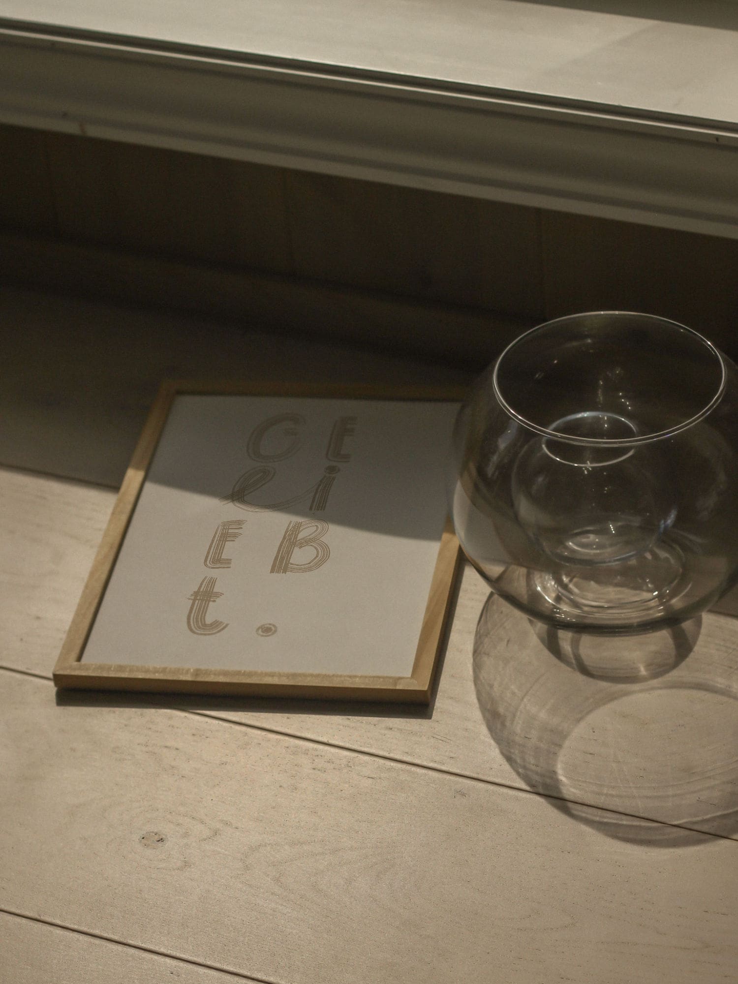 Inspirierende christliche Botschaft auf Holzrahmen mit Wasserkrug, spiritualität, Glaube.