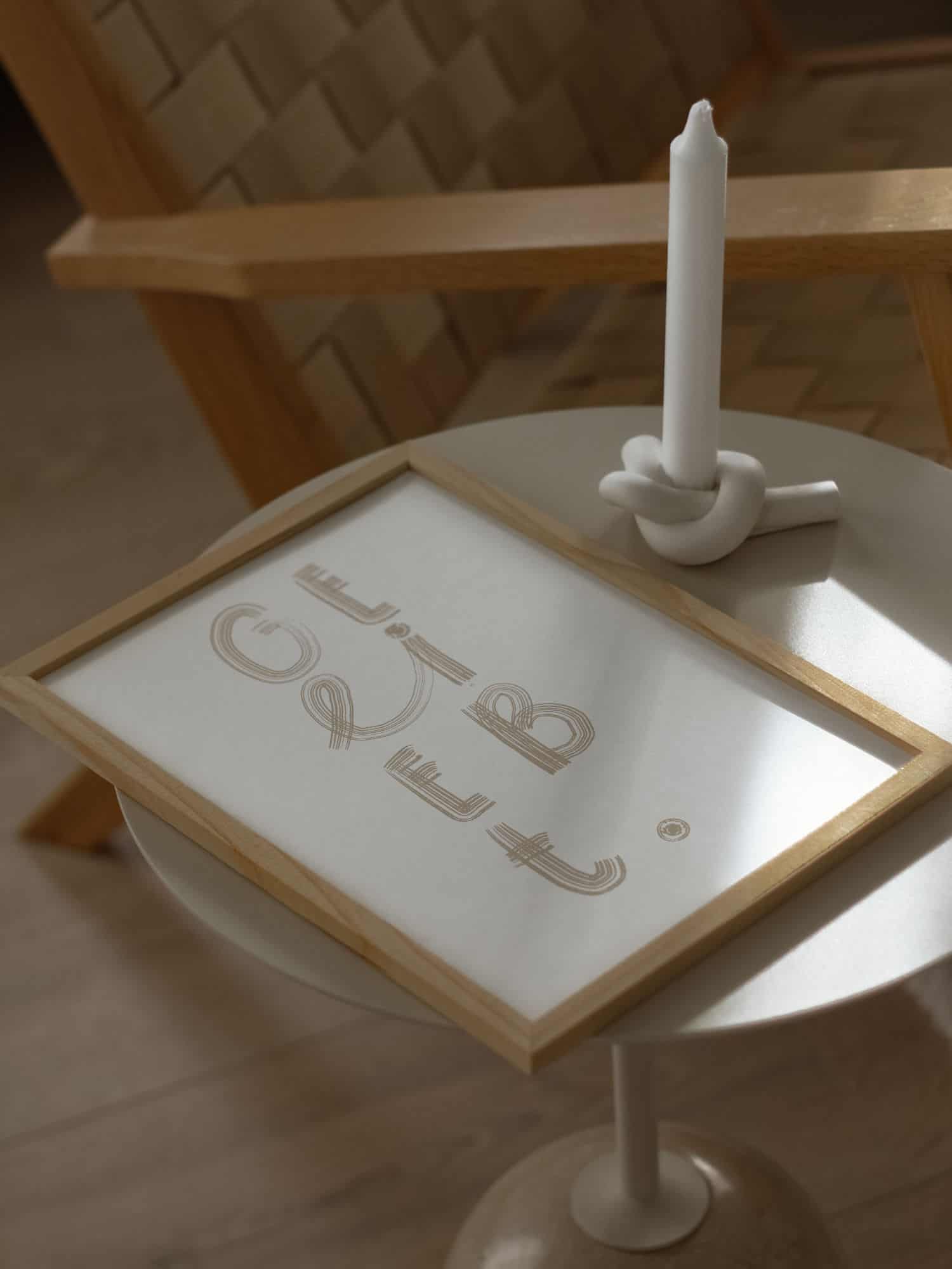 Festliche Christliche Dekoration mit Kerze und Bibel-Symbolen.