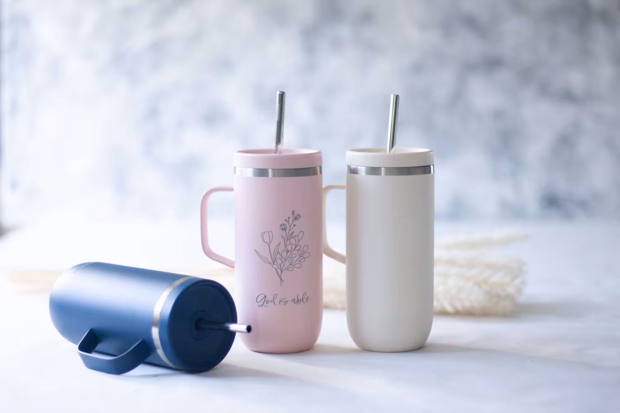 Minimalistische Trinkflaschen mit christlichem Design für Glaube und Inspiration.