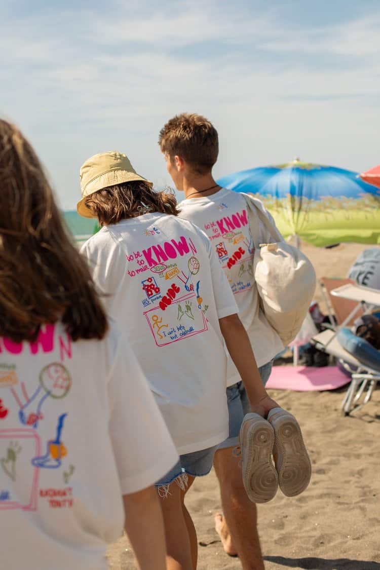 Fashionable Christliche T-Shirts für Jugendliche am Strand.