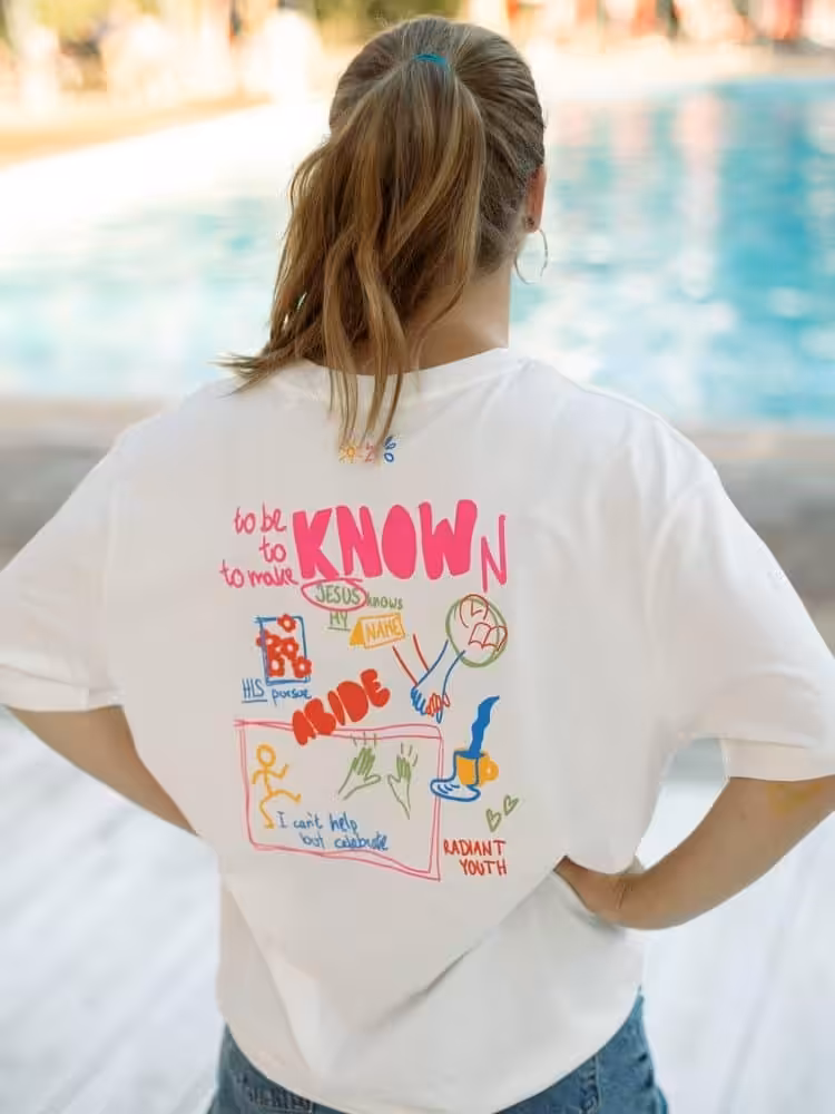 Leuchtendes T-Shirt mit religiösem Motiv und inspirierenden Zitaten für junge Christen.