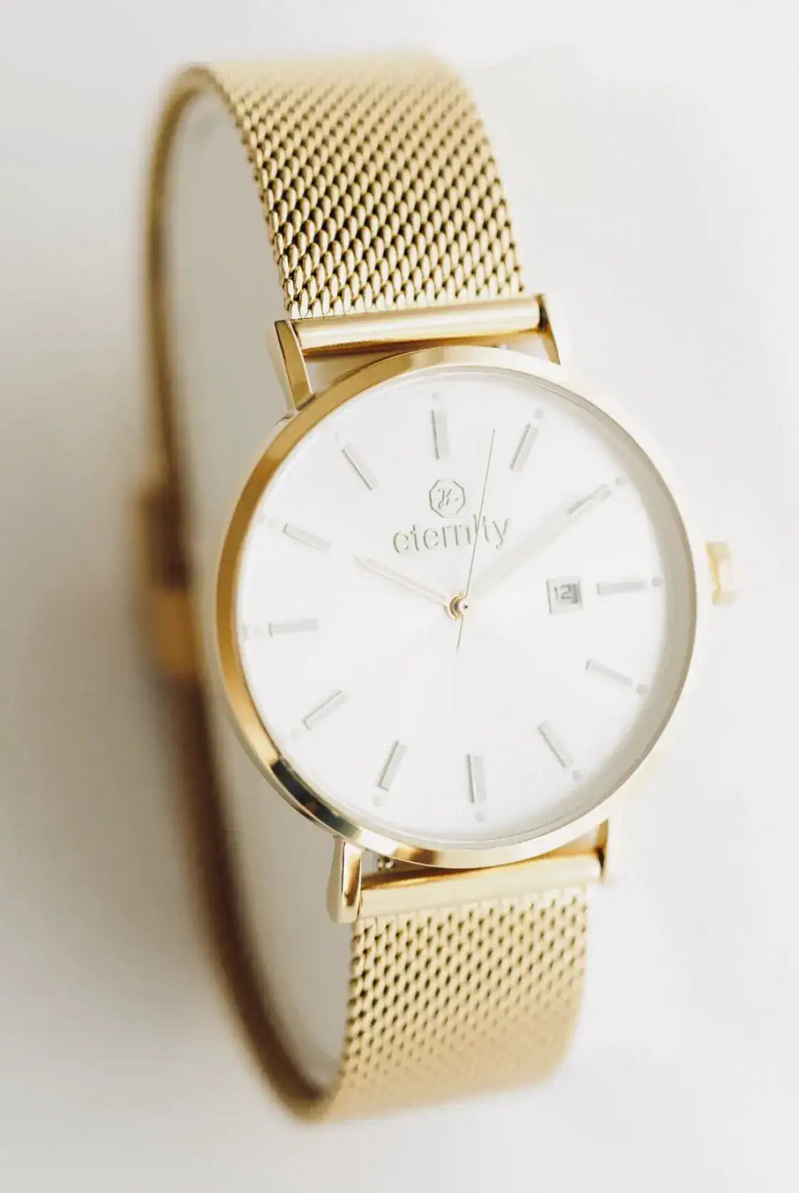 Elegante goldene Armbanduhr mit Mesh-Armband, christliche Mode, stilvoll und zeitlos.