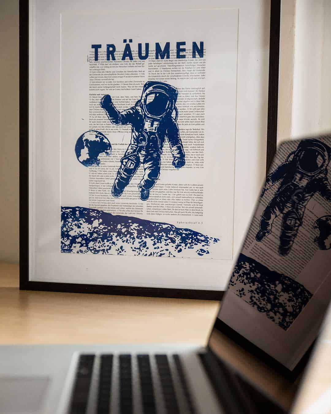 Himmlischer Astronaut auf christlichem Poster bei stage2603.mookho.de.