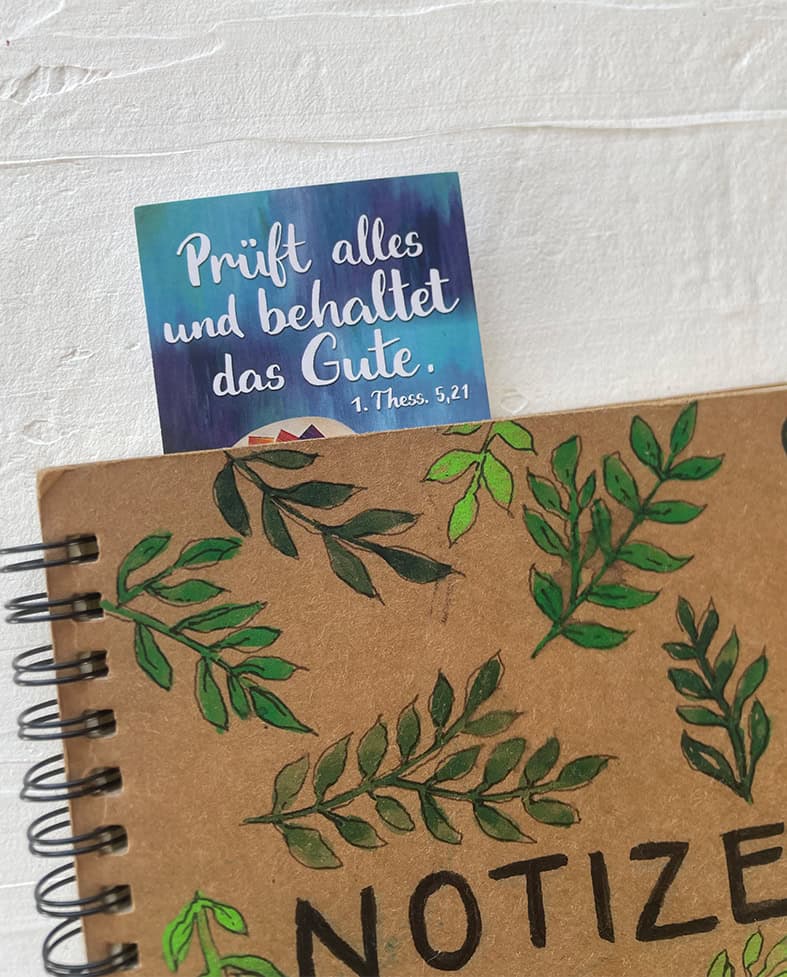 Gebetskarte mit Bibelvers und handgemachtem Notizbuch mit Naturdesign, christliche Inspiration.