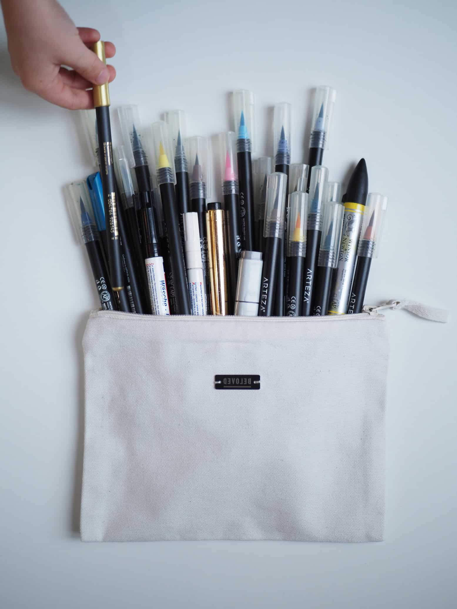 Stiftetasche mit bunte Marker und Filzstifte, kreative Kunst- und Schreibutensilien.