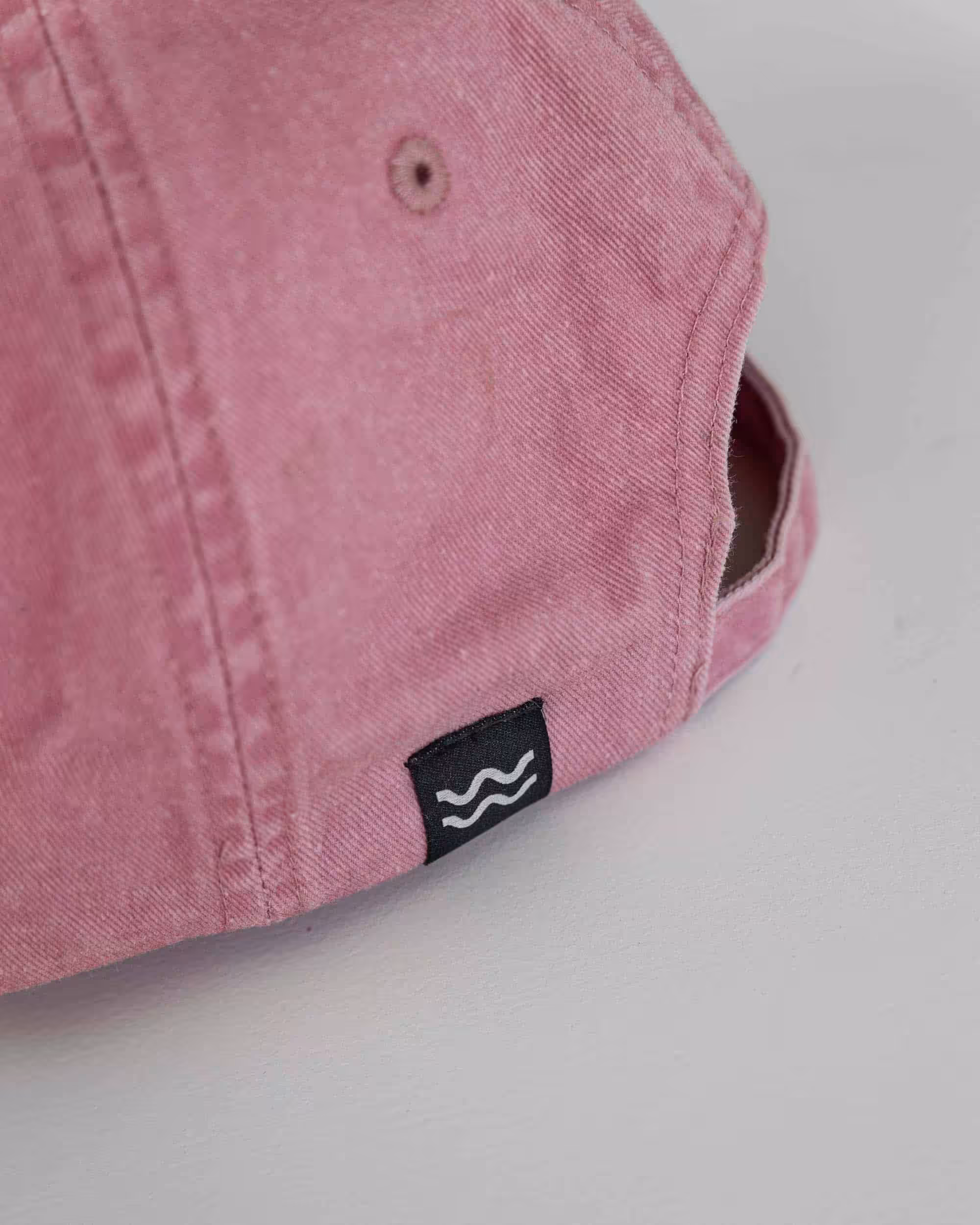 Modischer pinker Baseball-Cap mit christlichen Symbolen, nachhaltige Mode.