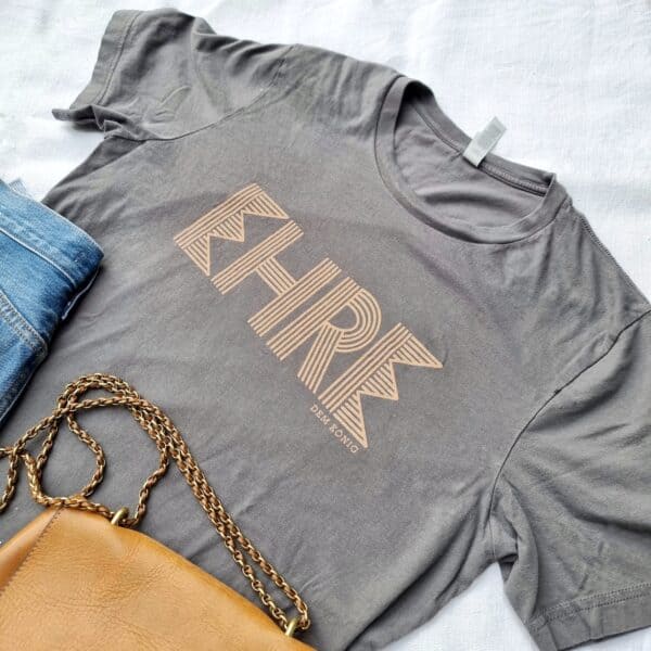 Moderner christlicher T-Shirt mit Bibelvers, spirituelles Fashion-Statement, christliche Mode, religiöse Kleidung.