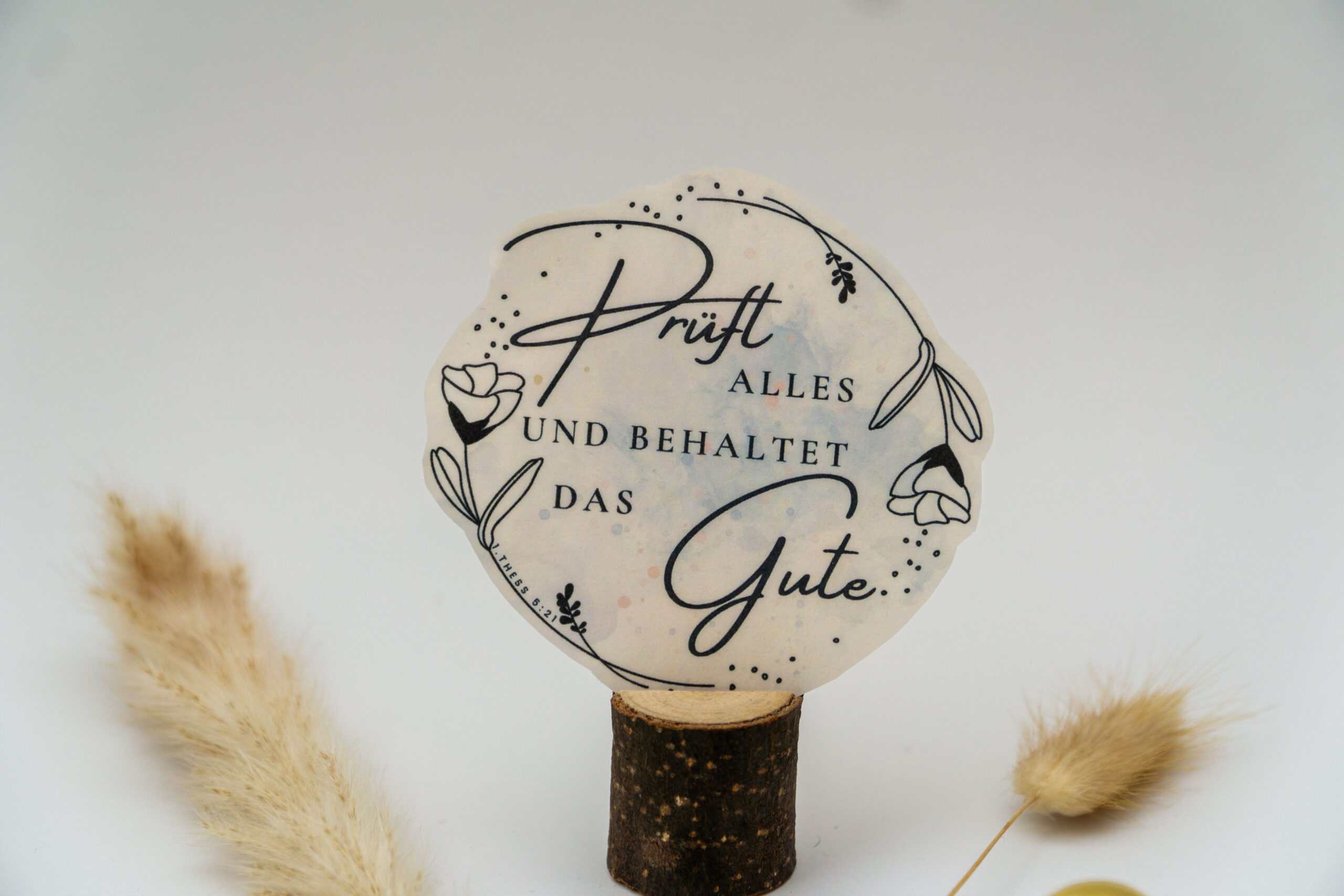 Glaube und Spiritualität - christliche Botschaft auf Dekoration, christliche Marken.