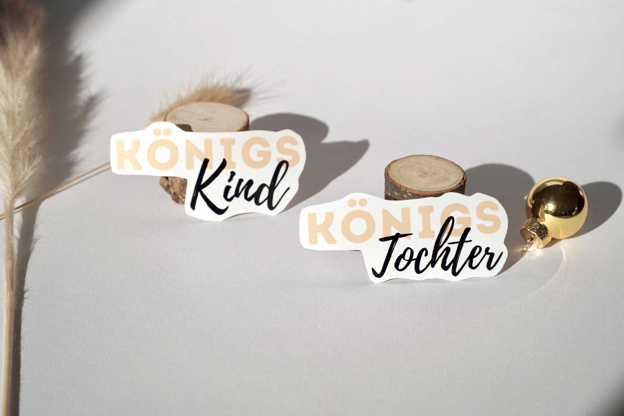 Königskind und -tochter Sticker mit Holzdekoration und Christbaumkugeln.