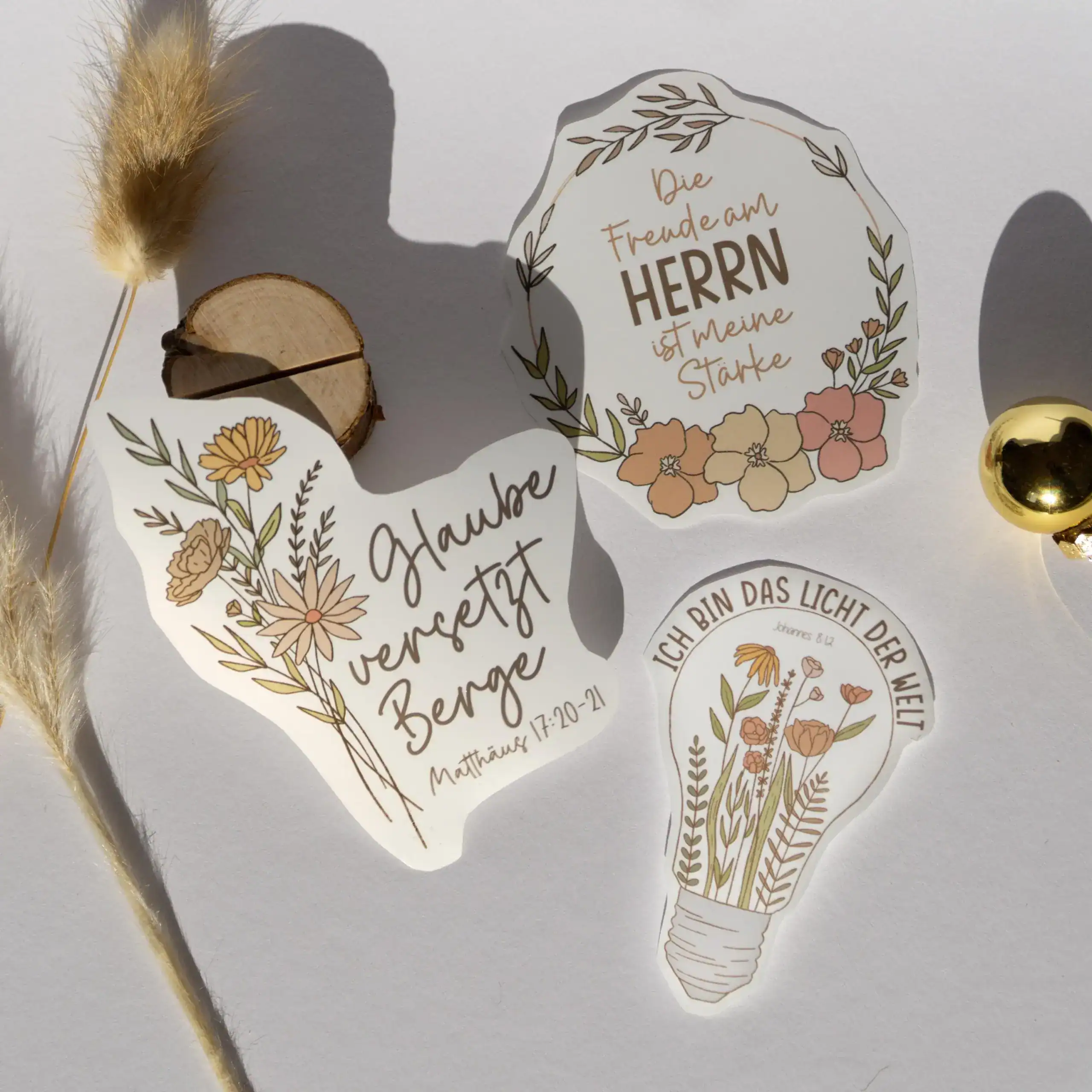 Glaubenssticker mit christlichen Zitaten und Blumenmotiven für Glaube und Inspiration.