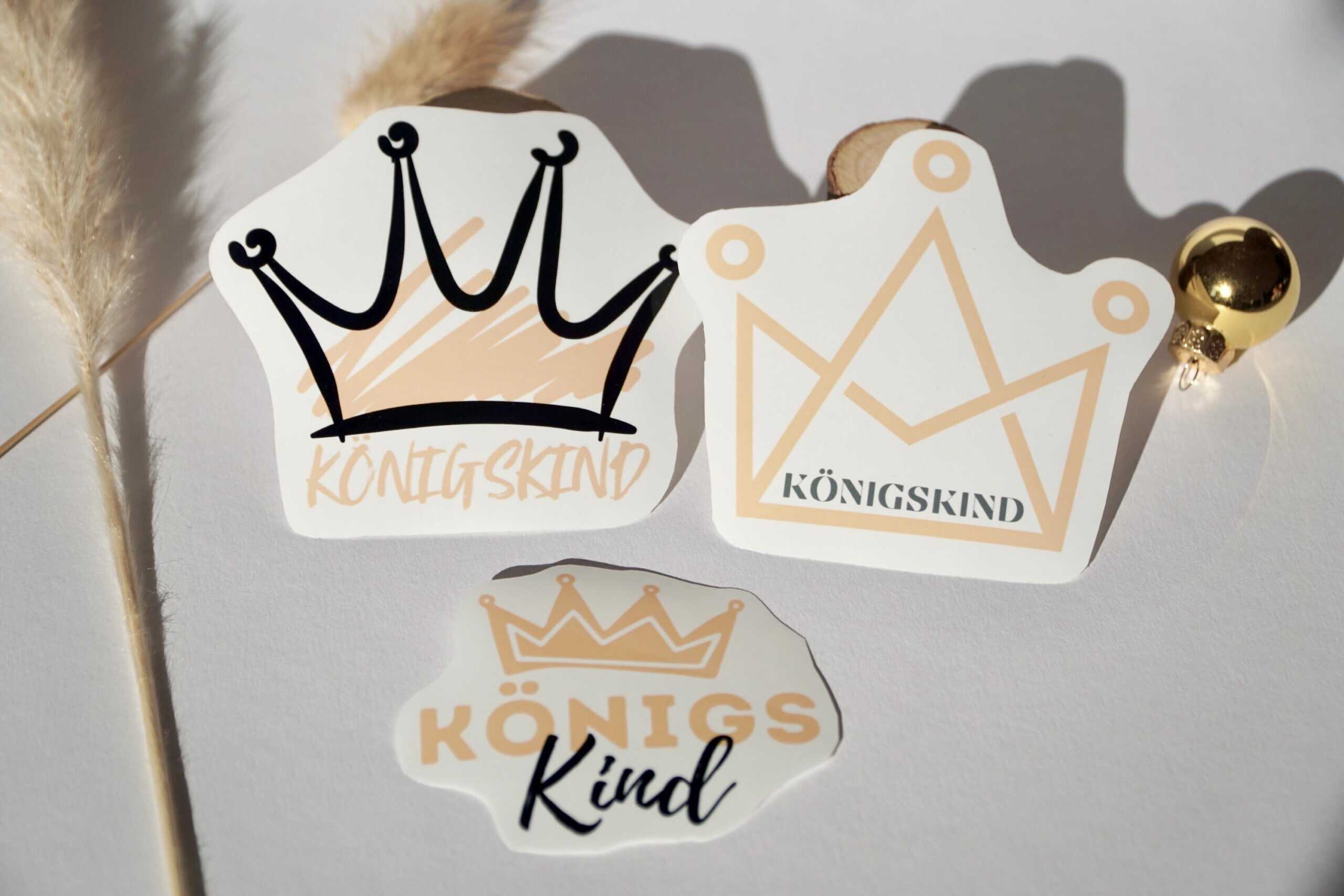 Königskind Aufkleber mit Krone für christliche Kinder- und Babyartikel.