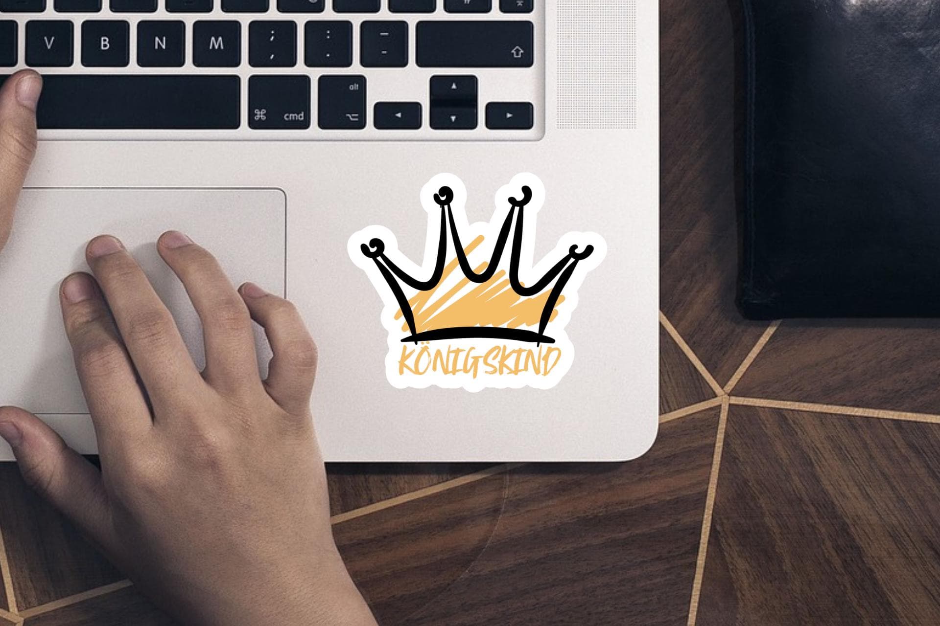 Königskind Logo auf Laptop-Tastatur, christliche Marken, evangelische Geschenkideen.