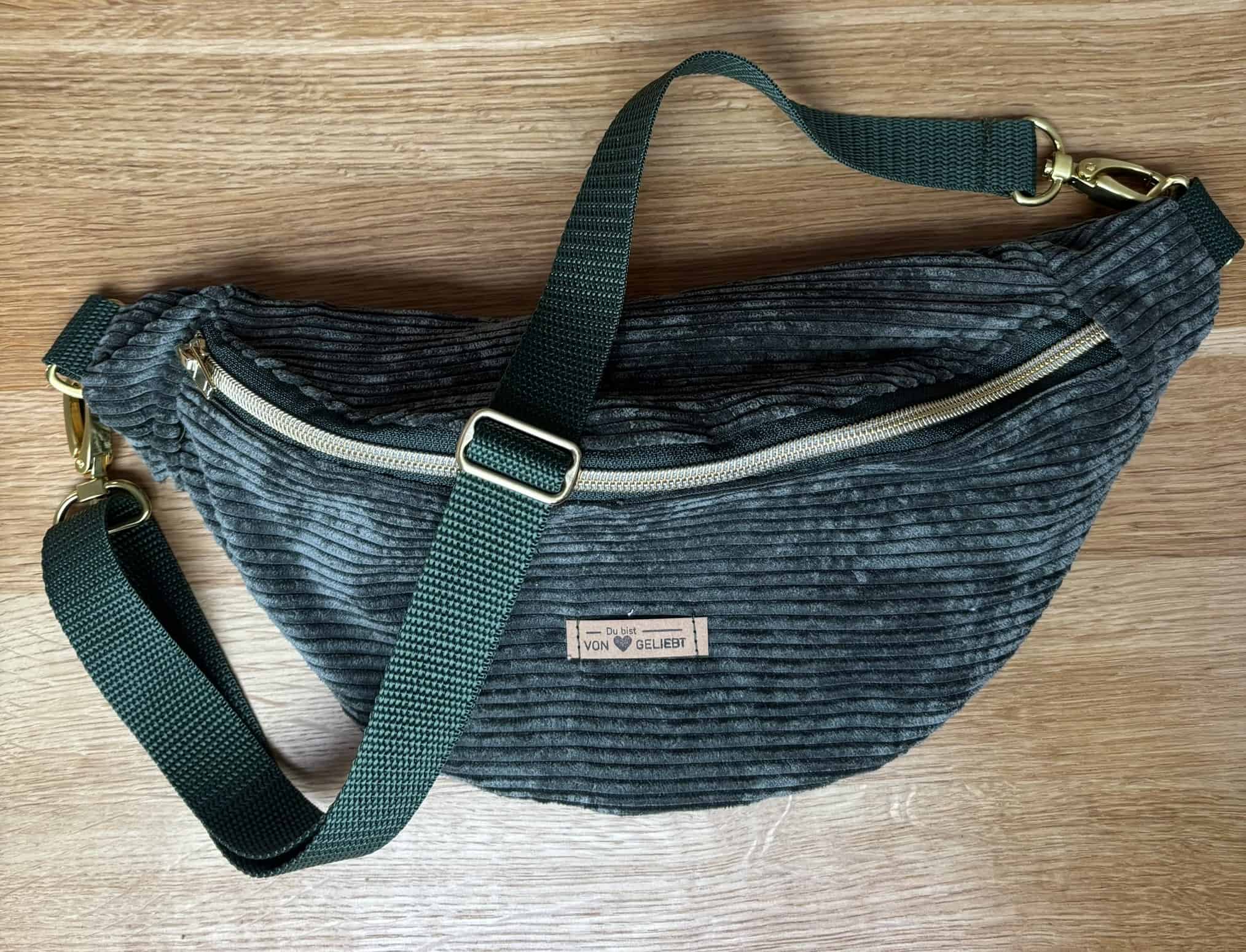 Modische Umhängetasche aus Samtstoff mit Gebets- und Glaubensaufdruck.