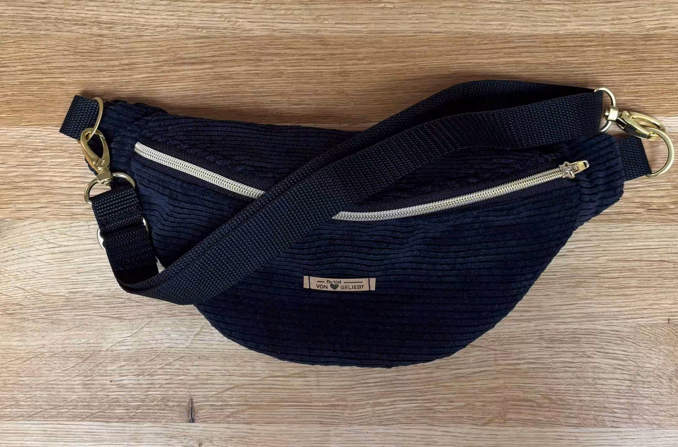 Modische schwarze Gürteltasche mit Gebetsaufdruck für Christen.