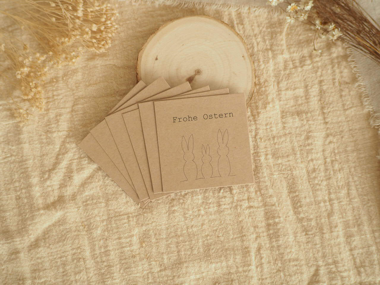 Zarte Osterkarte mit Hasenmotiv, christlicher Gruß, Ostern feiern, christliche Botschaft.