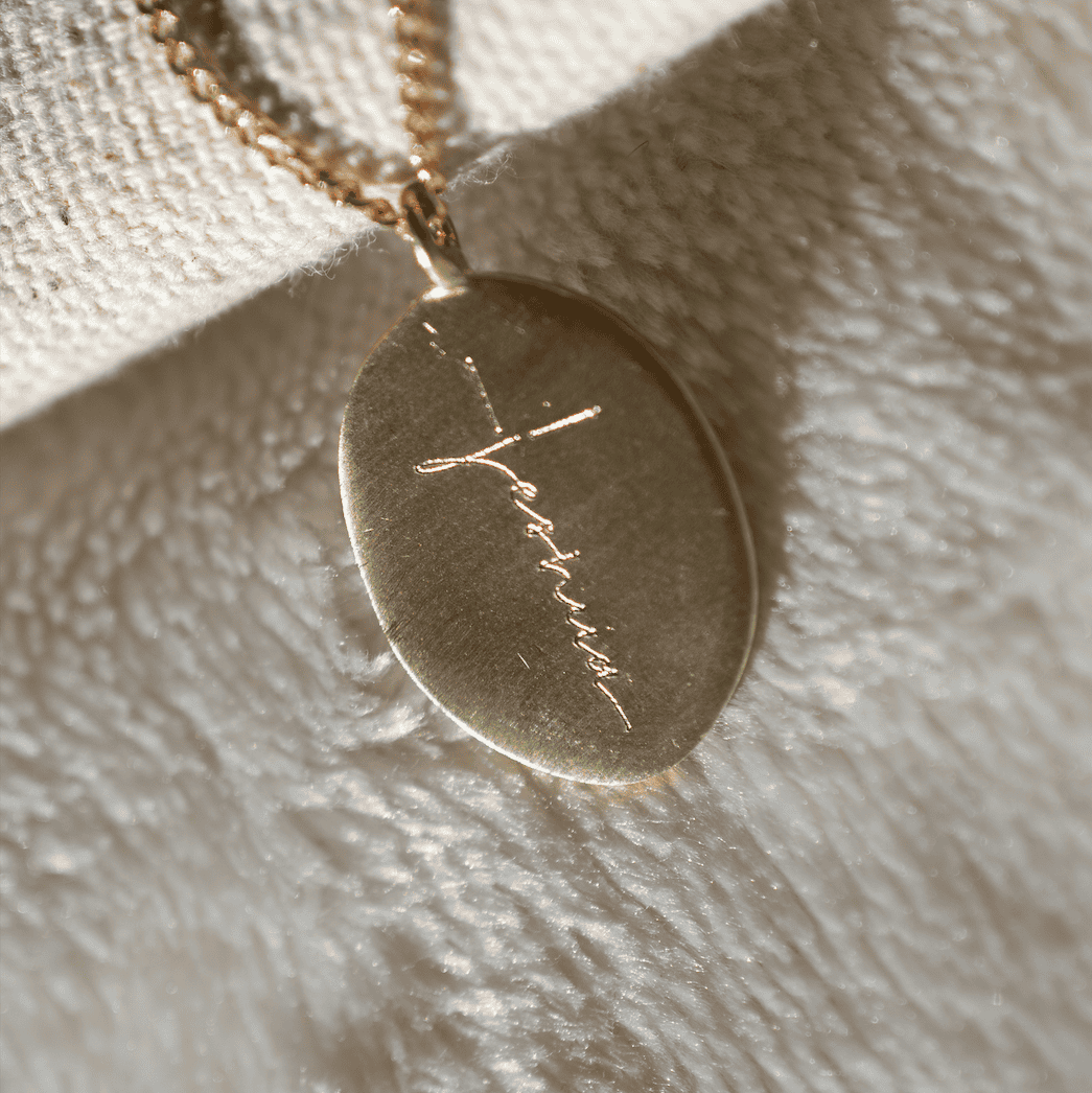 Schmuckanhänger mit Engelskette, christliches Design, Geschenk für Gläubige, goldene Halskette.