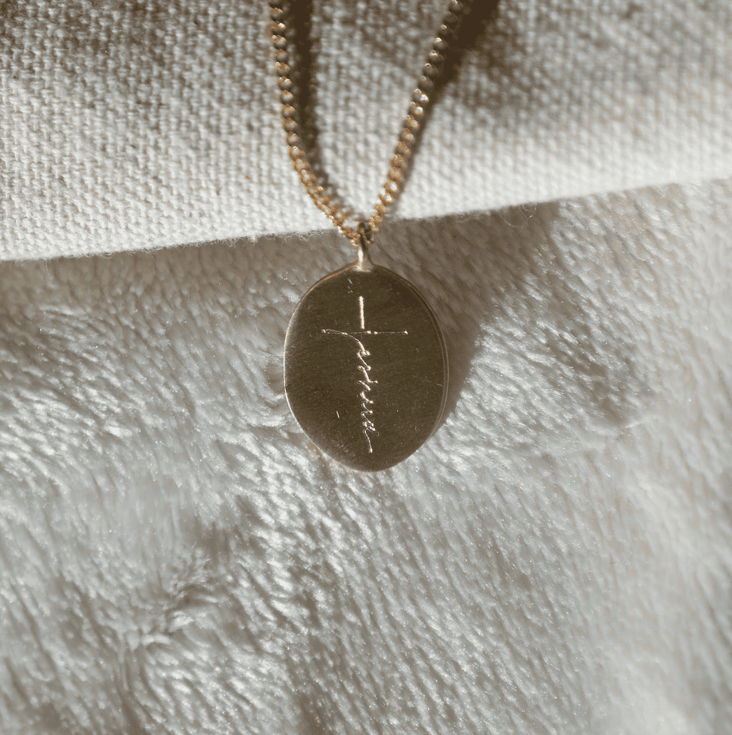 Gepflegte goldene Kreuz-Halskette mit christlichem Anhänger, elegant und hochwertig.