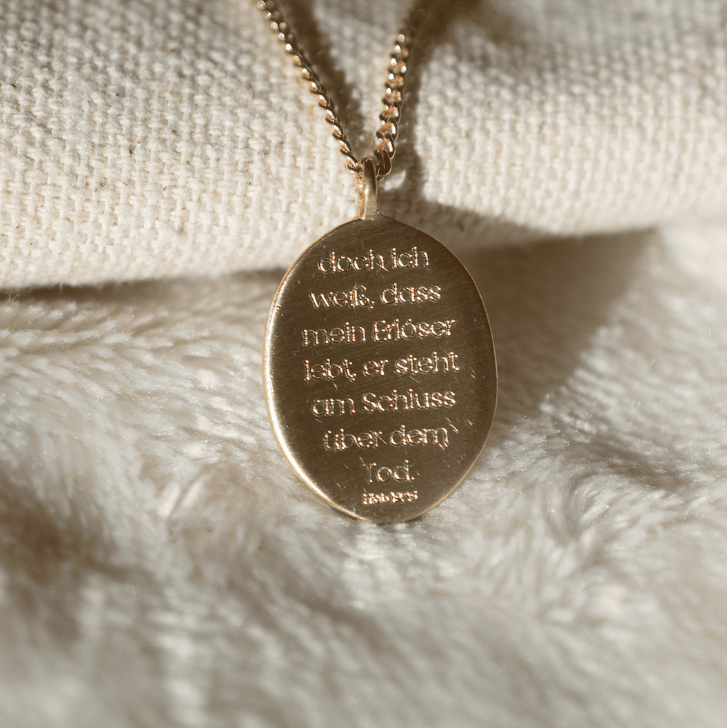 Talisman mit christlicher Botschaft auf goldener Kette, Glaube & Spiritualität.