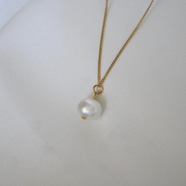 Elegante goldene Kette mit Perlendekoration, christliches Schmuckstück, Geschenkidee.