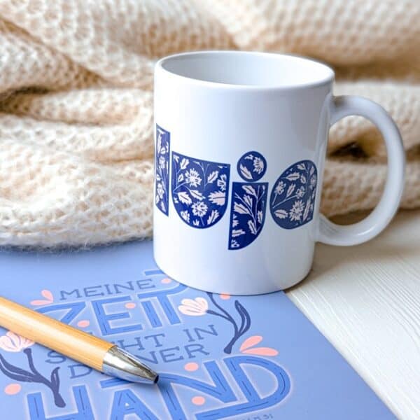 Glaubensmugge mit religiösen Motiven, ideal für christliche Geschenke.