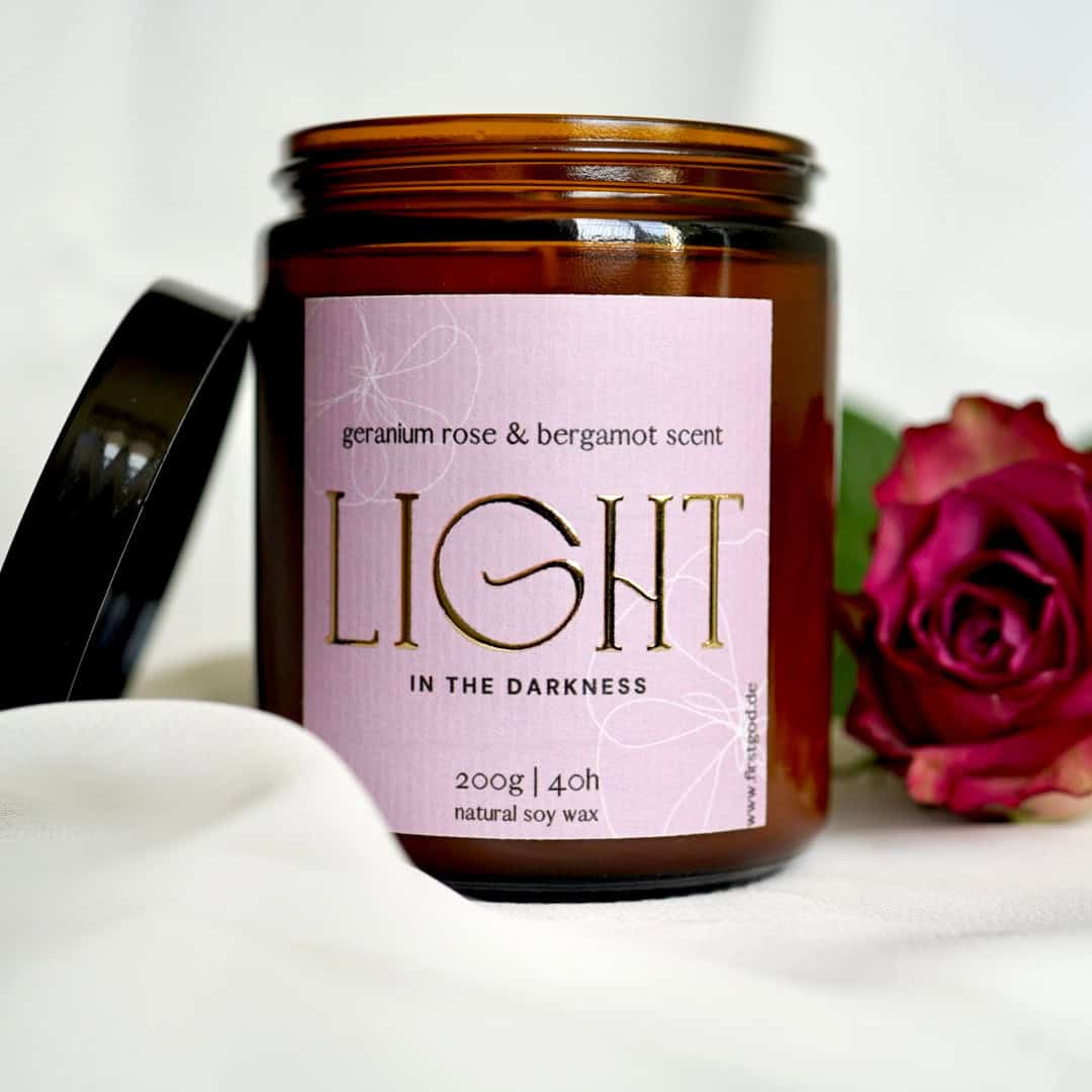 Entspannender christlicher Duftkerze mit Rosen- und Bergamotonote, Licht in der Dunkelheit.