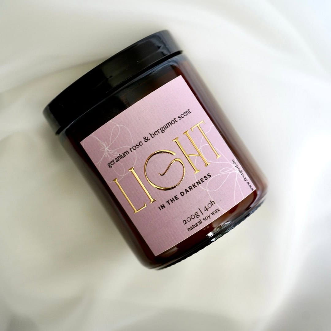 Sanfte Naturwachskerze mit Geranien, Rose und Bergamotte Duft.