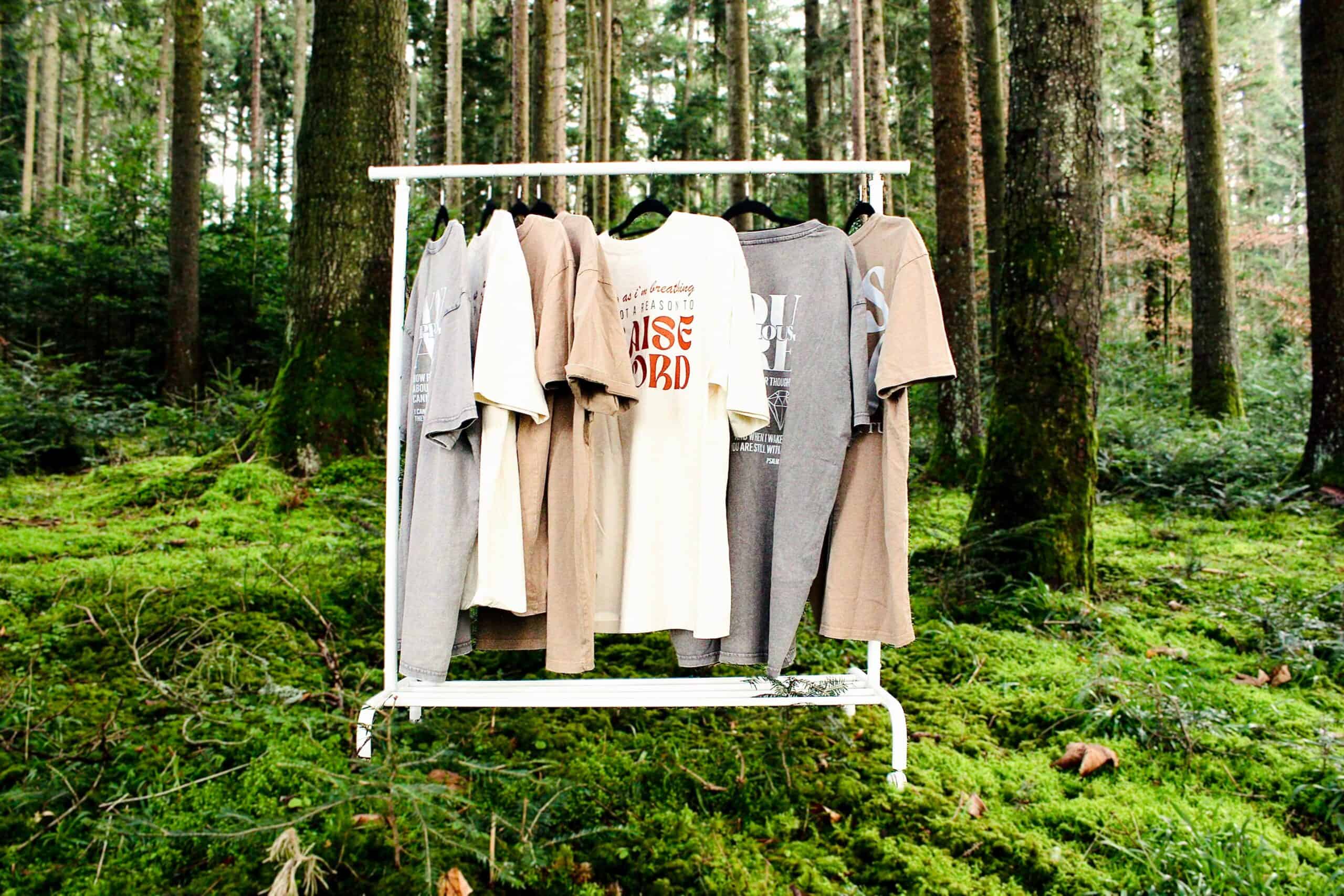 Moderner Christliche Kleidungsgeschmack im Wald, nachhaltige Baumwollshirts und Hoodies.