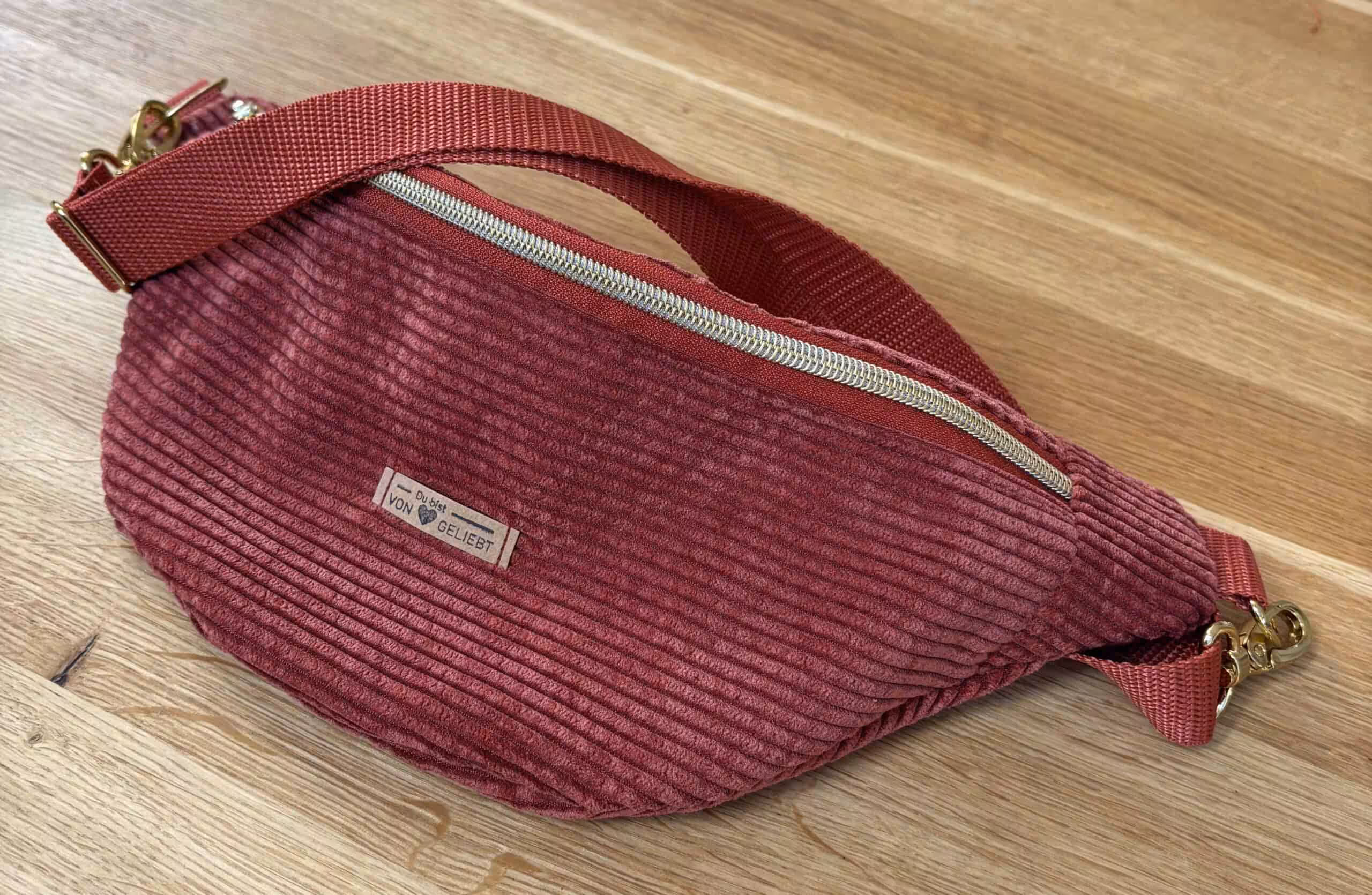 Gemütliche rote Cord-Einkaufstasche mit Reißverschluss und Schultergurt.