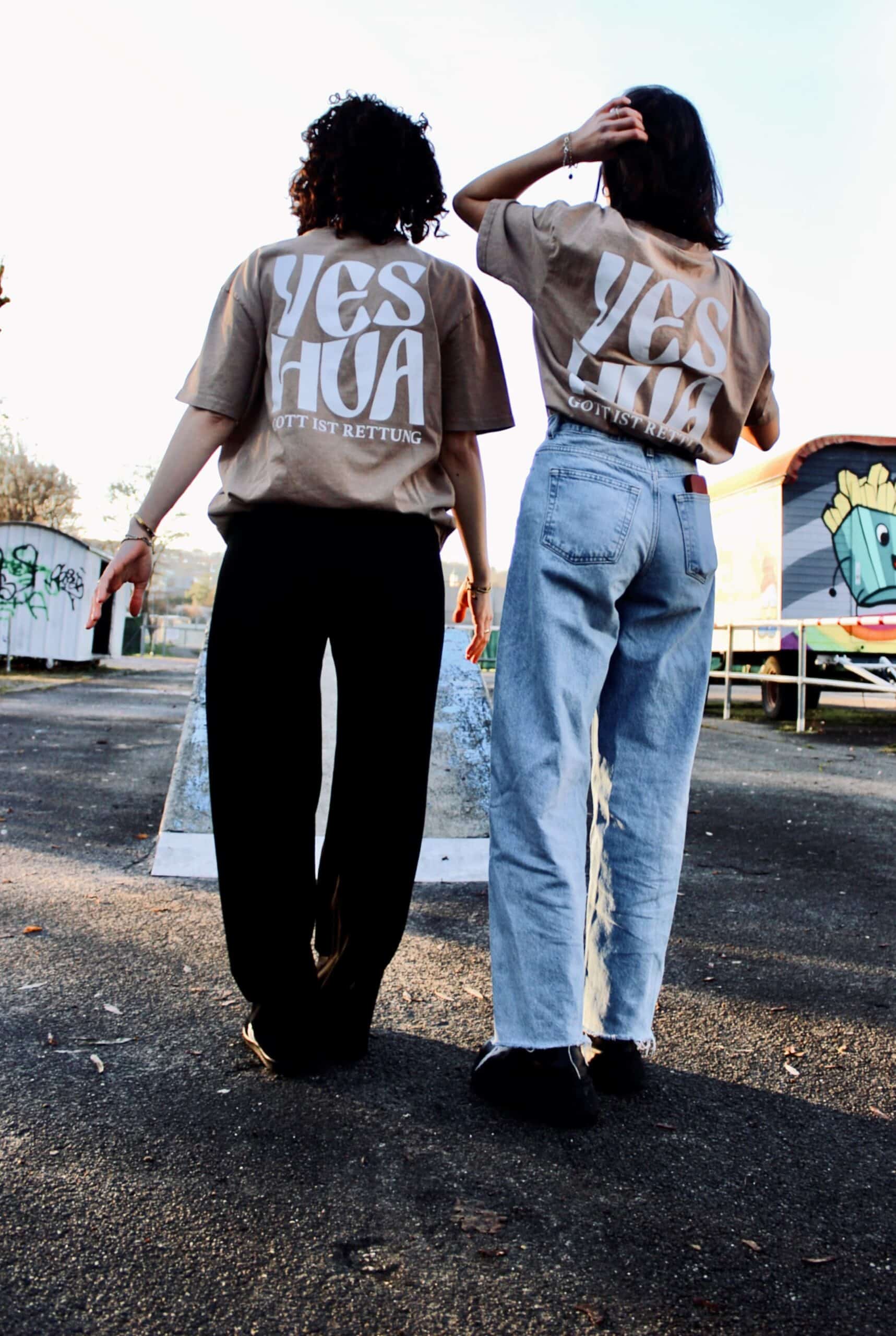 Glaubensbasierte Streetwear T-Shirts mit Christensymbolen auf Models.