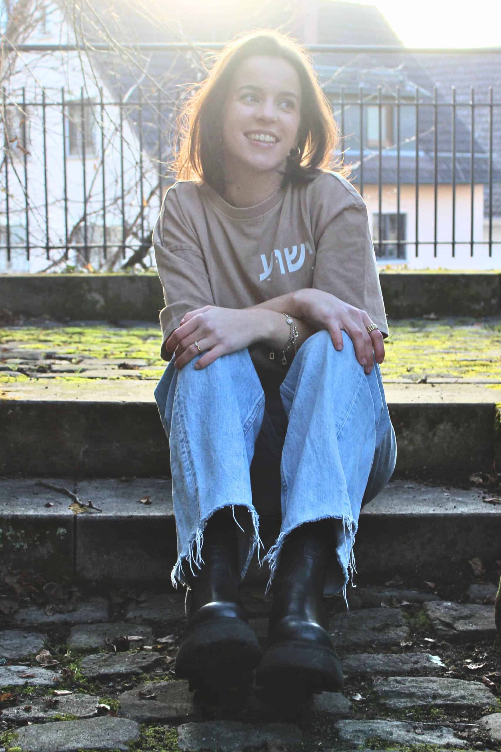 Atemberaubendes Portrait einer jungen Frau im Freien bei Sonnenuntergang, christliche Lifestyle-Modemarke.