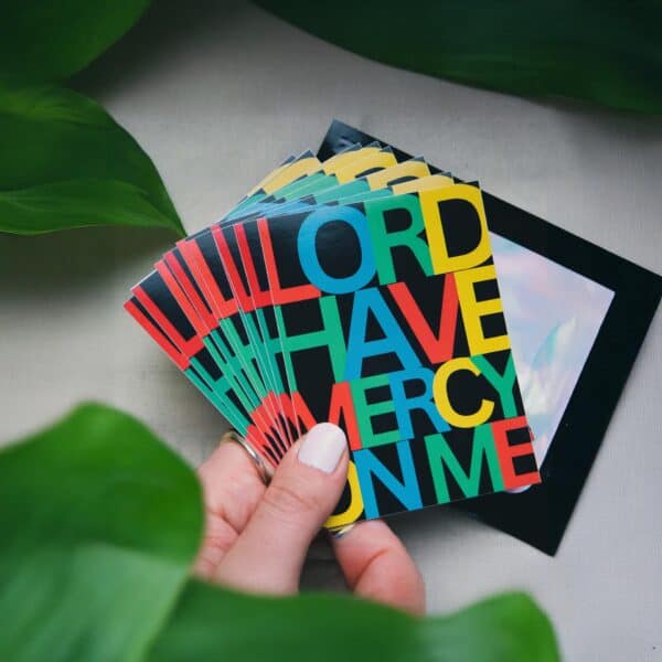 Farbfächer mit Bibelversen vor grünen Blättern, christliche Marken, Glauben, Inspiration.