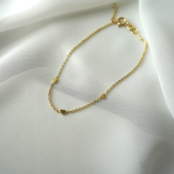 Feiner goldener Kreuz-Anhänger Schmuck für christliche Glauben und Spiritualität.