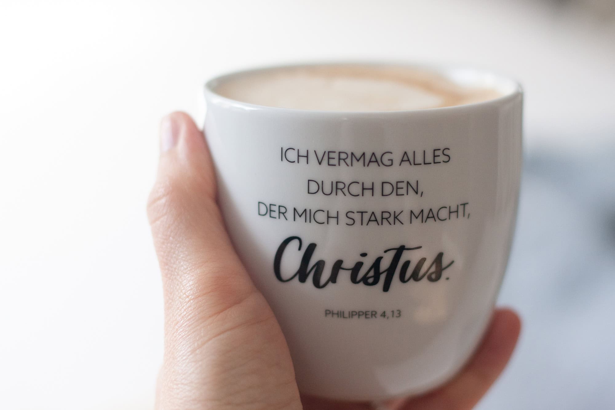 Tasse mit christlichem Zitat für Glauben und Inspiration.