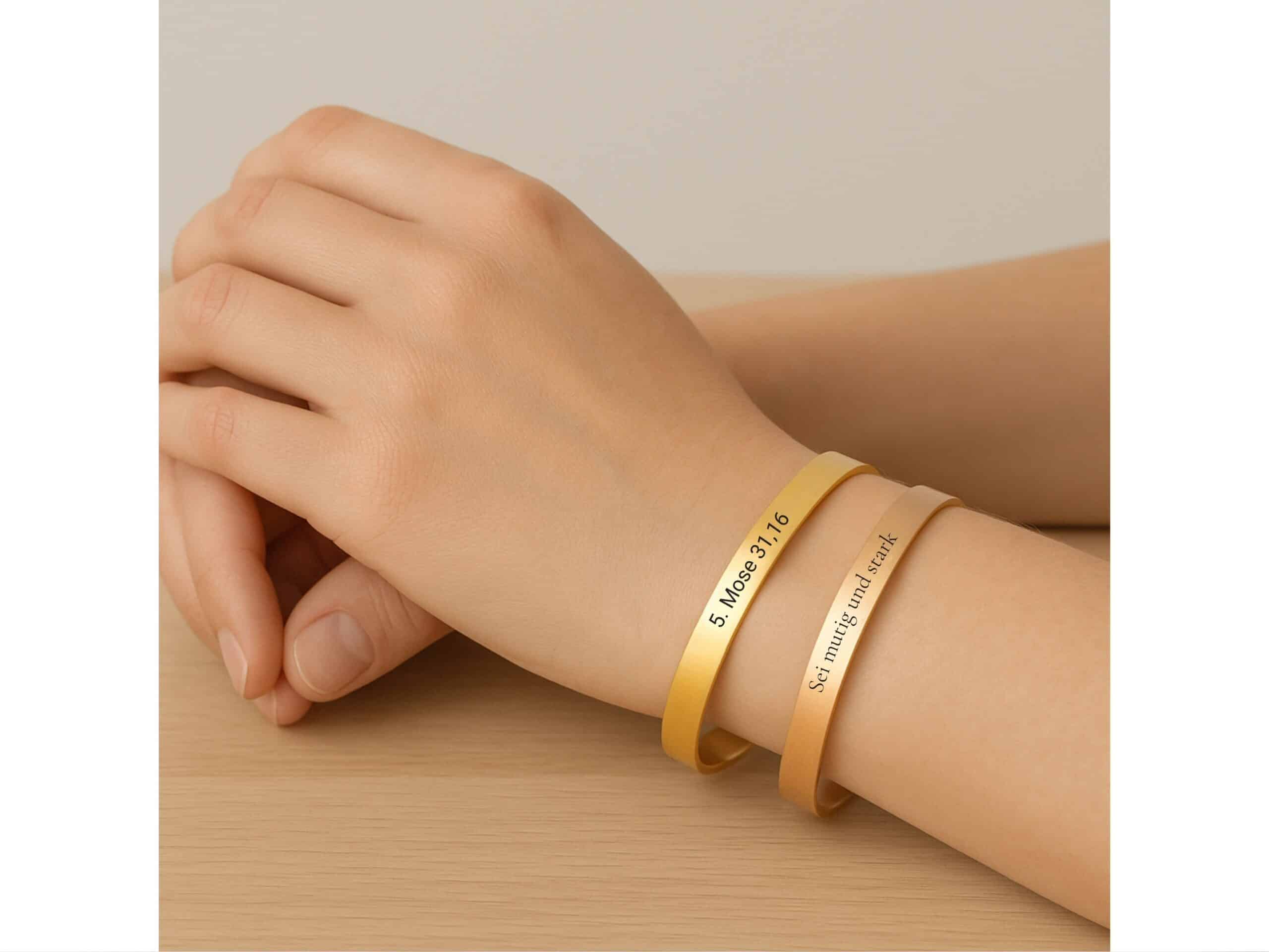 Gottesanbeterin-Tattoo mit Bibelvers auf Armschiene, christliche Schmuckaccessoire.