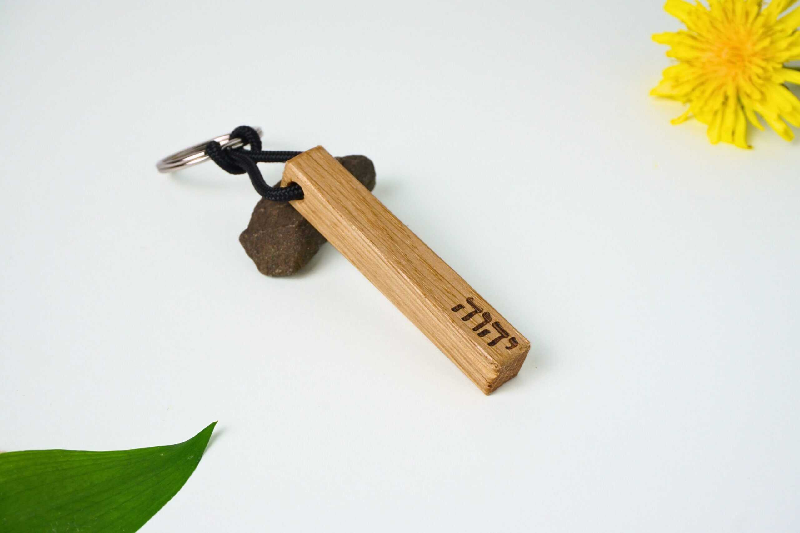 Schlüsselanhänger mit Bibelvers 'Glaube' aus Holz und Stein, christliche Geschenkideen.