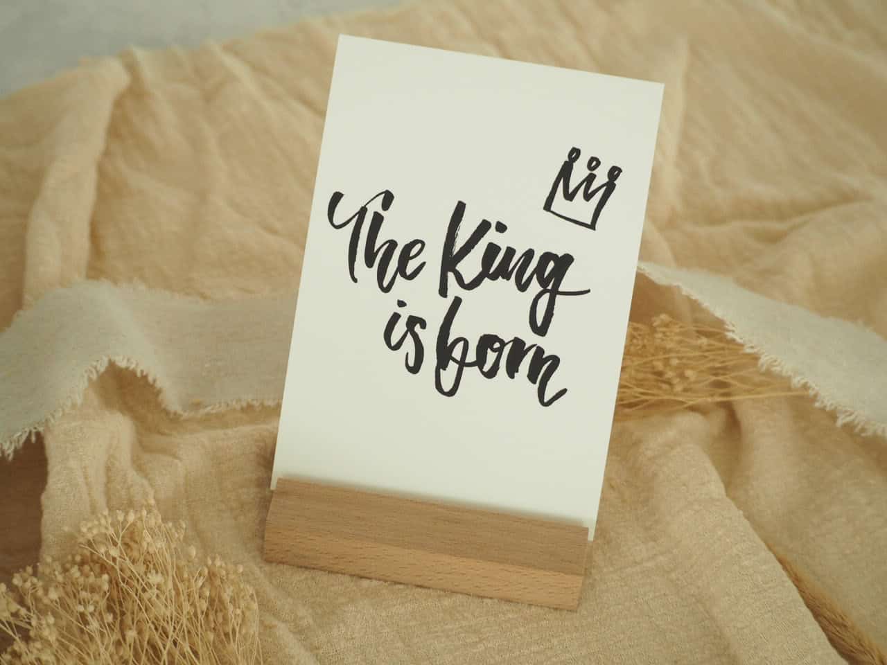 Kunstkarte mit Königsmotiv und christlicher Botschaft auf Holzständer.