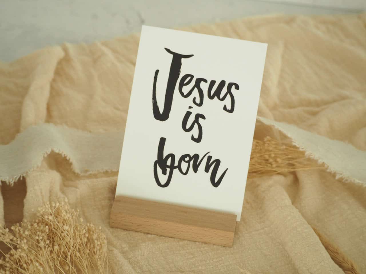 Himmlischer Gruß mit Jesus ist born Botschaft auf Holzetikett, christliche Dekoration.