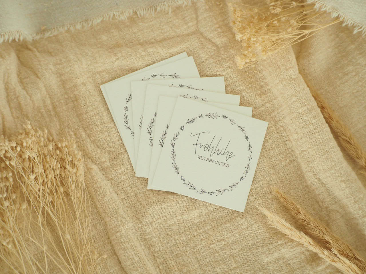 Frohe Weihnachten Grußkarten mit Naturdekor und Getreidezweigen.