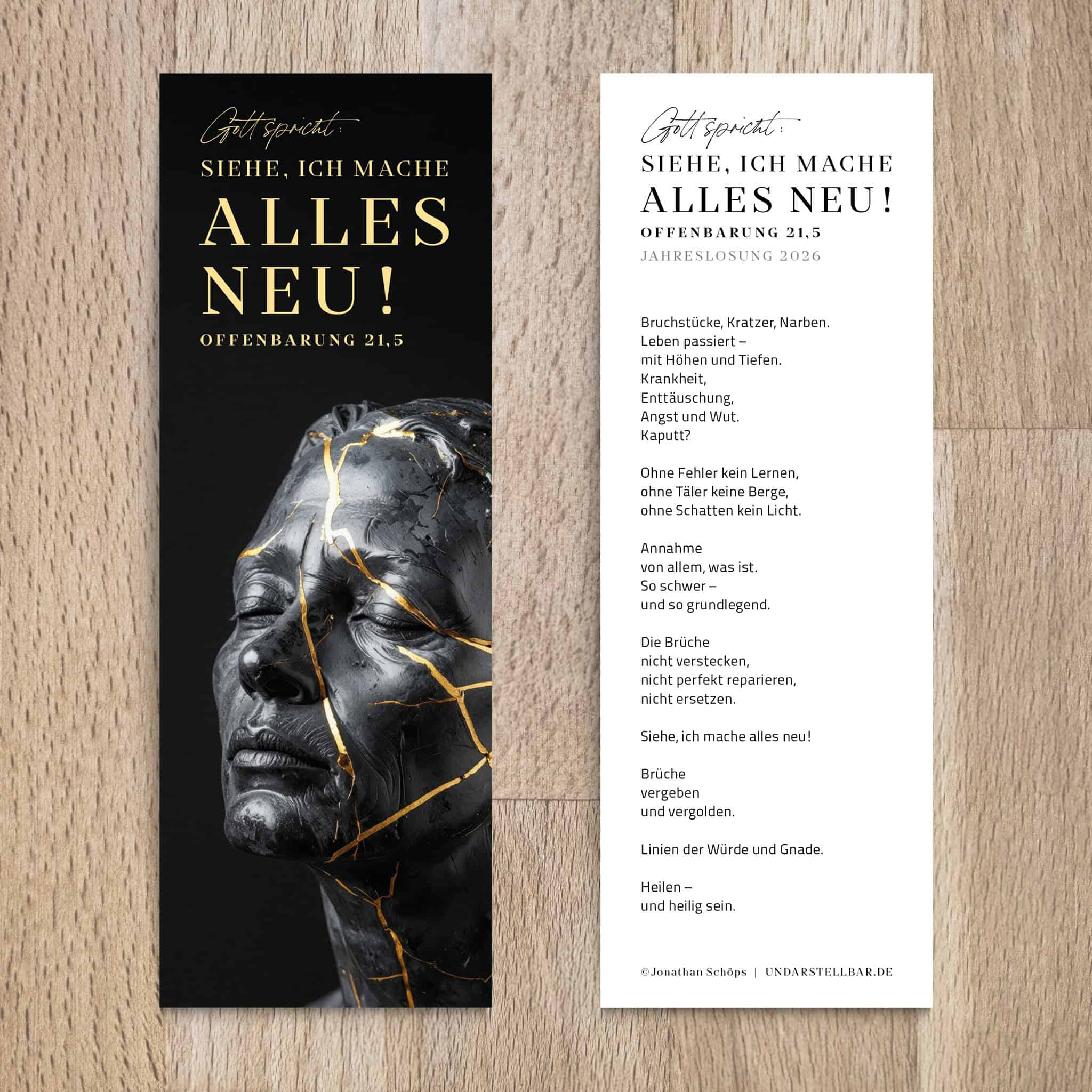 Glatte schwarze Skulptur eines gesichtslosen Menschen mit goldenen Rissen.