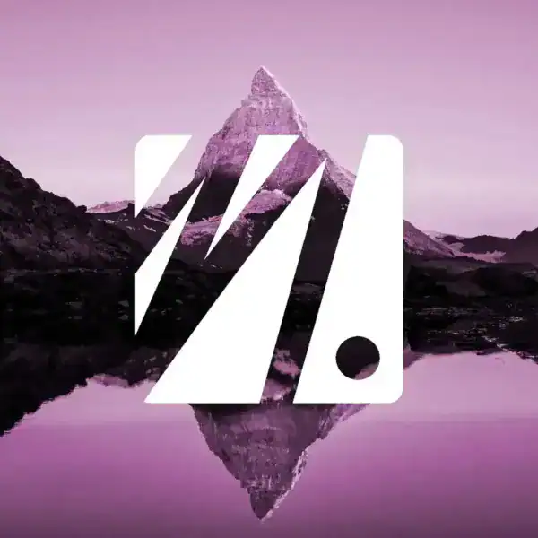 Majestätischer Berg, reflektiert im Wasser, mit christlichem Marken-Logo, schönes Naturbild.