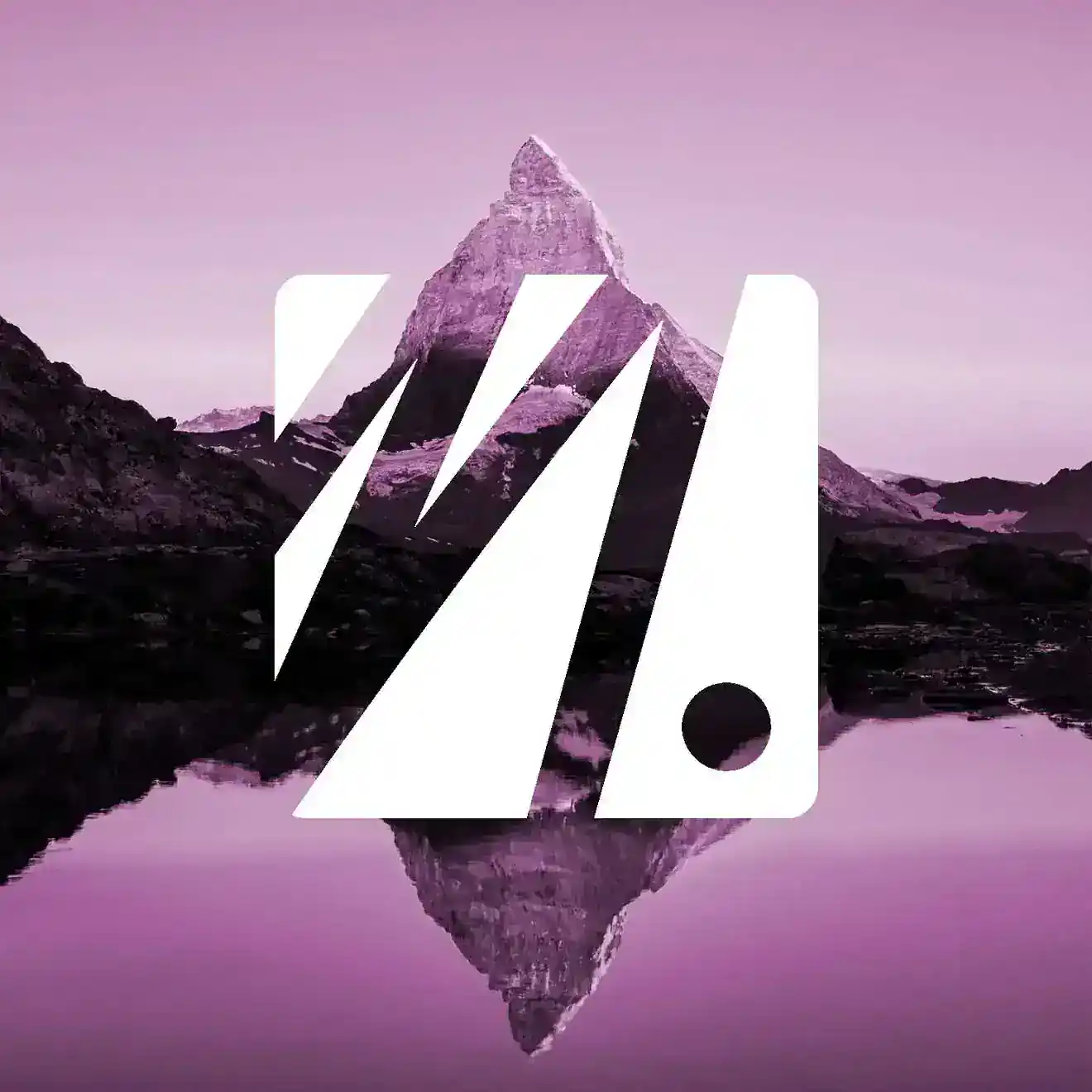 Majestätischer Berg, reflektiert im Wasser, mit christlichem Marken-Logo, schönes Naturbild.